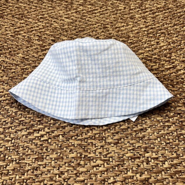 Cappellino bimbo quadretti celeste HS69B
