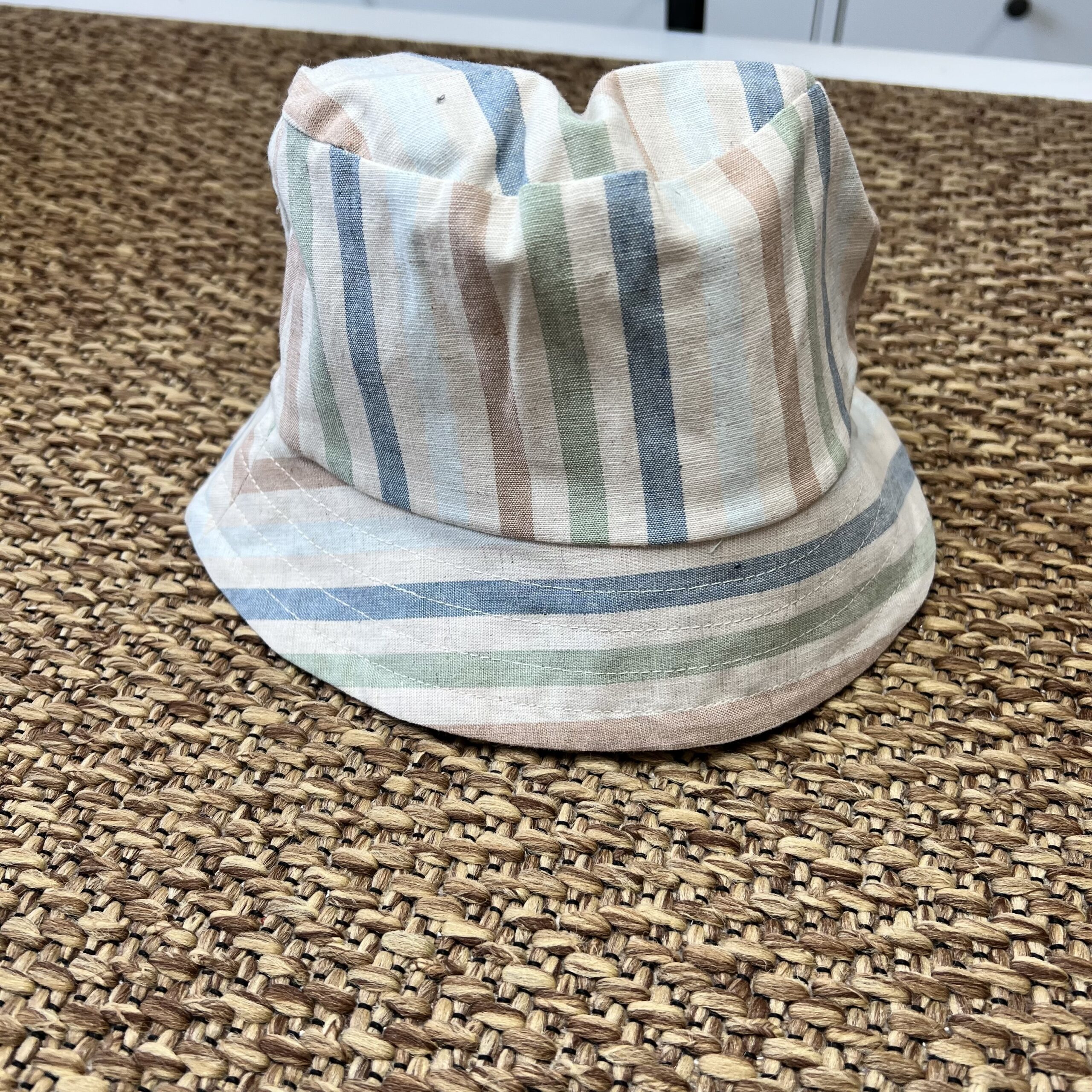 Cappellino a righe colorato 3G322/00 - immagine 2