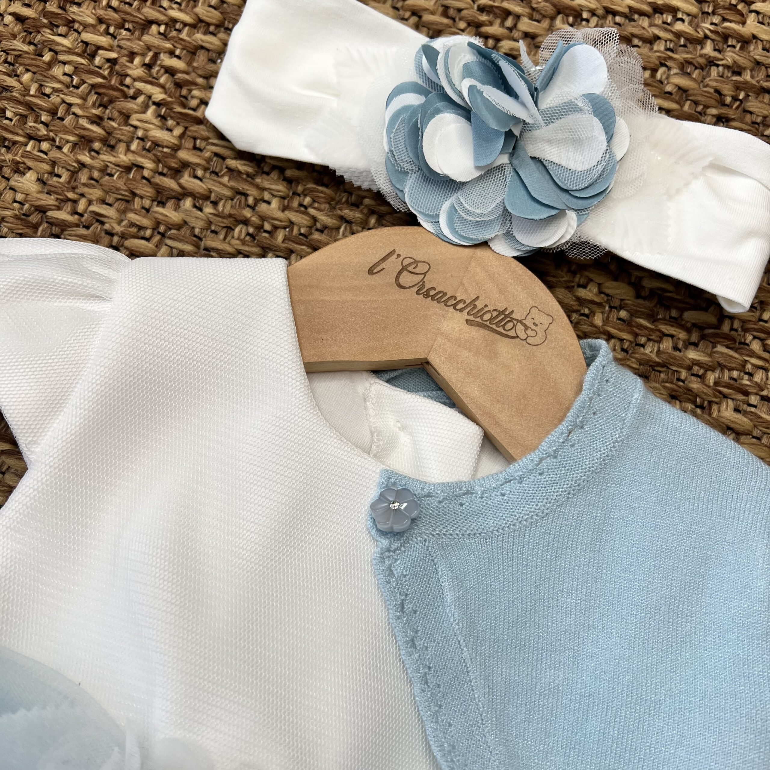 Abito Battesimo Bimba con fascia polvere e fiori, con cardigan 3G713 - immagine 3