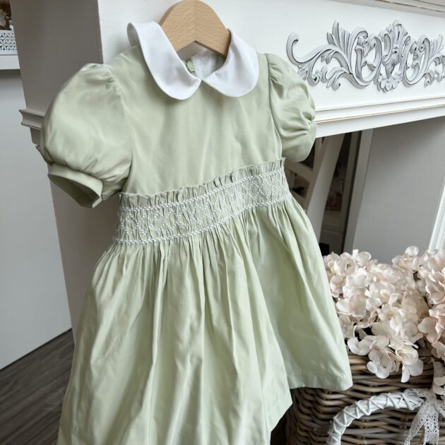 Abito elegante bimba verde con punto smok e fiocco bianco CC