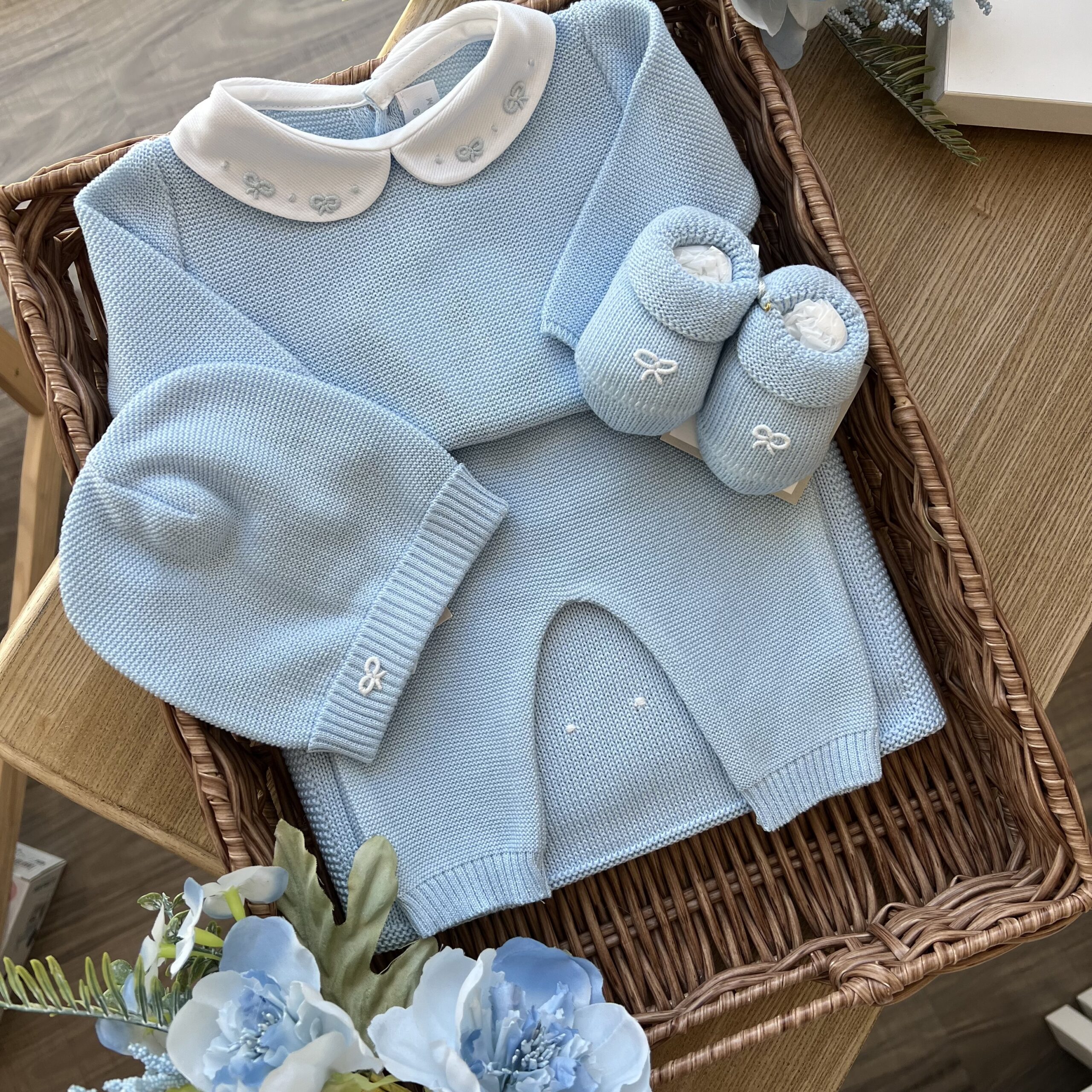 Coordinato nascita bimbo con ricamo nodini d’amore | Filo di cotone 246084R1E