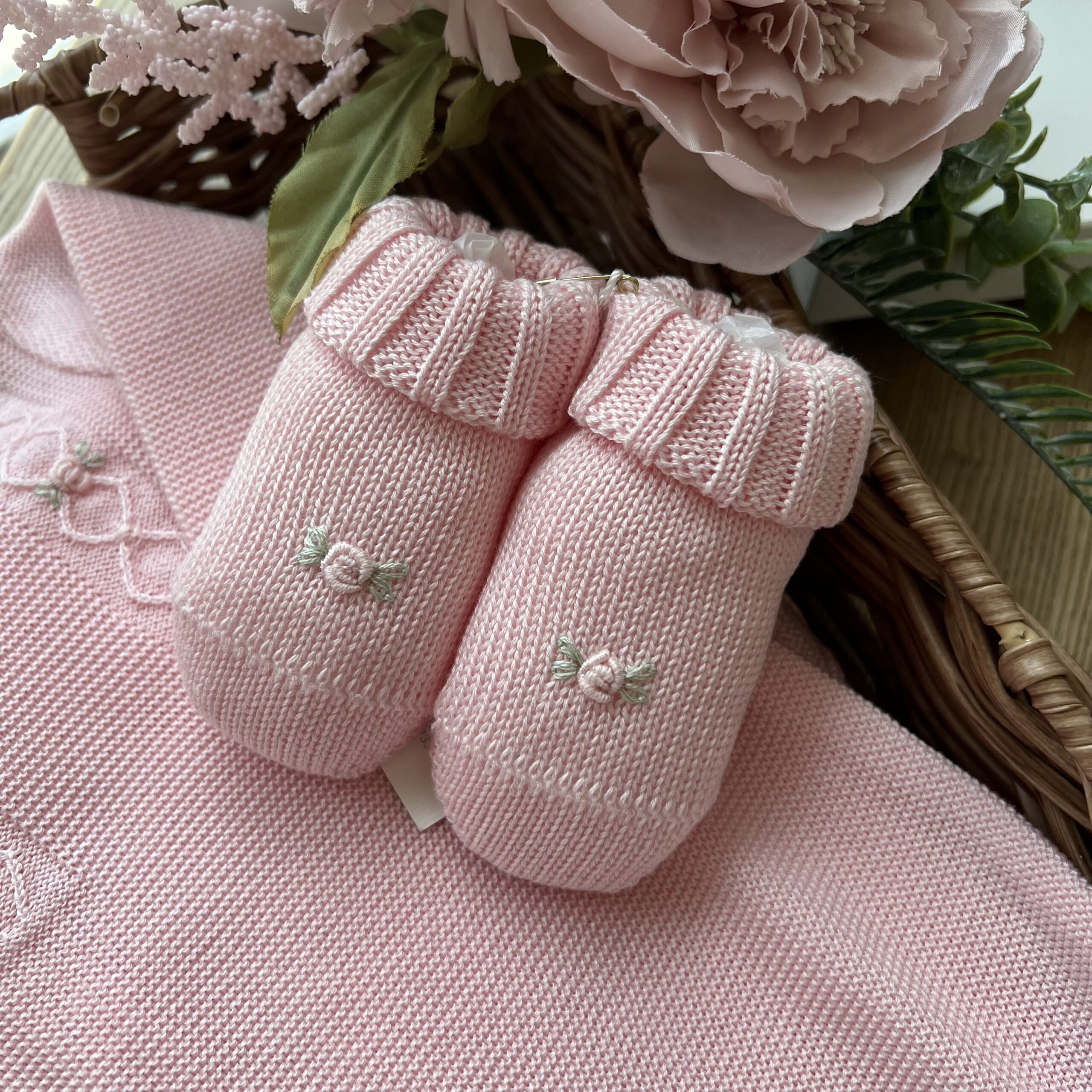 Coordinato nascita bimba con ricamo roselline rosa 4Pz | 245082R3Q9 - immagine 4