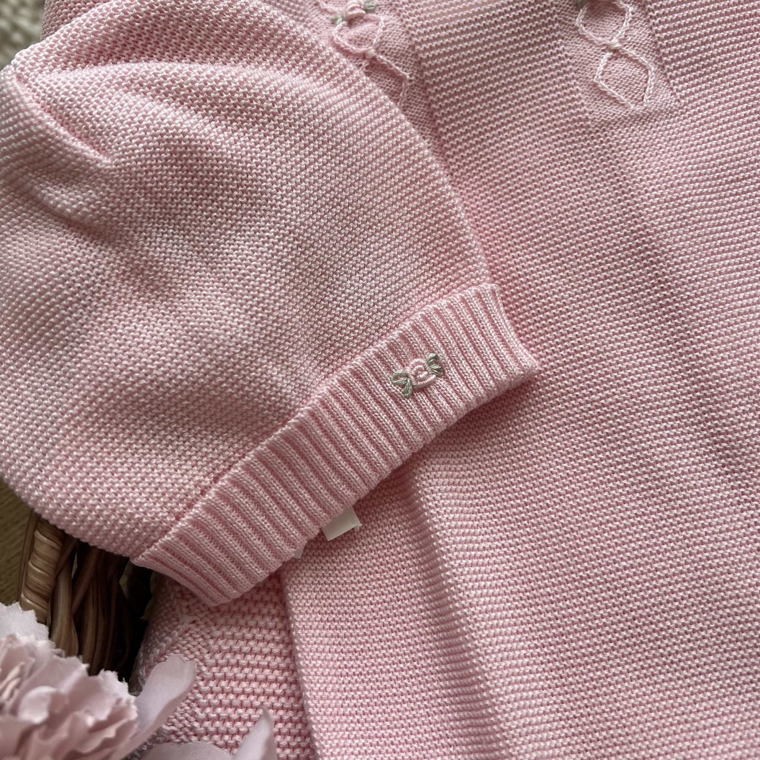 Coordinato nascita bimba con ricamo roselline rosa 4Pz | 245082R3Q9 - immagine 3