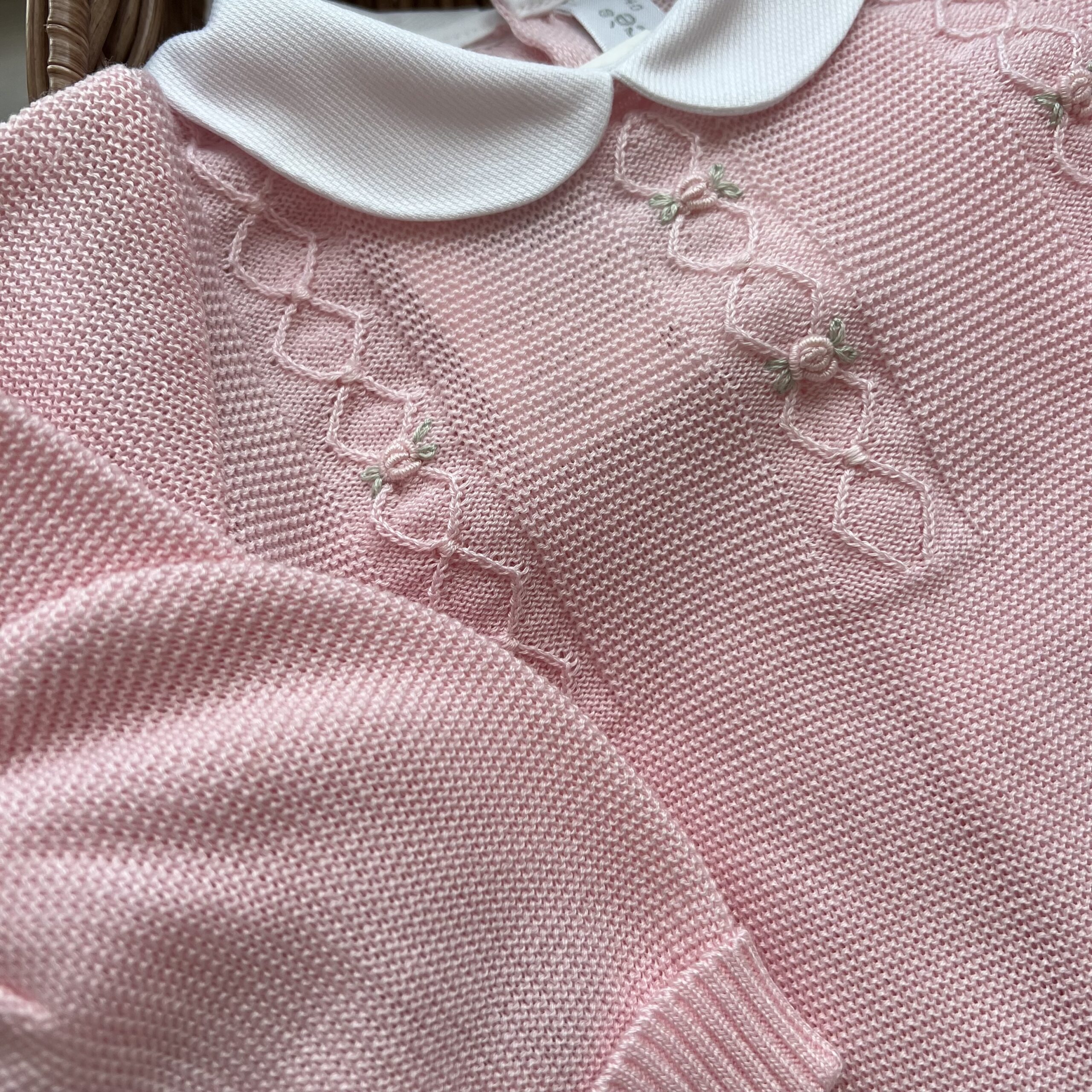 Coordinato nascita bimba con ricamo roselline rosa 4Pz | 245082R3Q9 - immagine 2