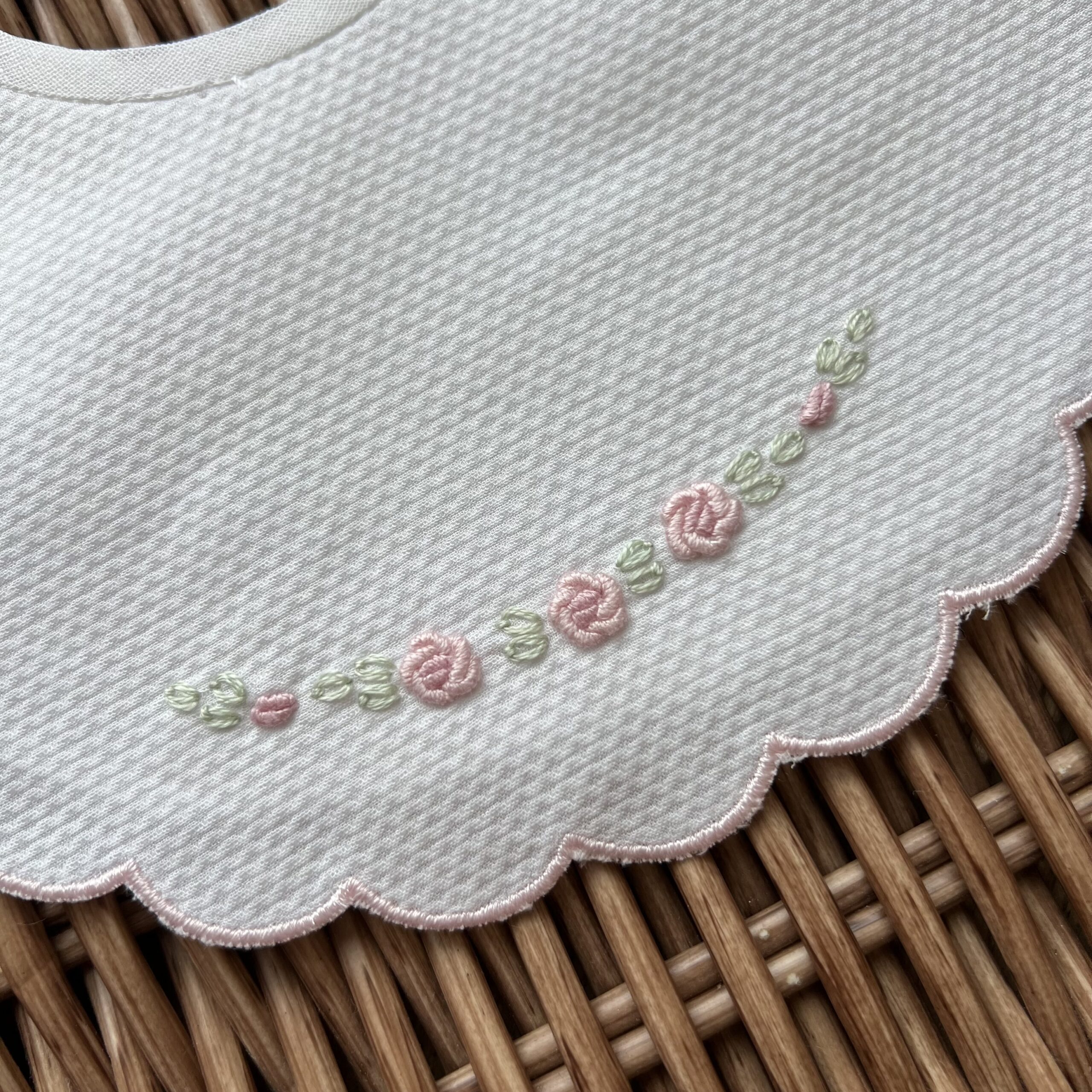 Bavetta bimba con ricamo arco roselline | 30016X3R3QL - immagine 2