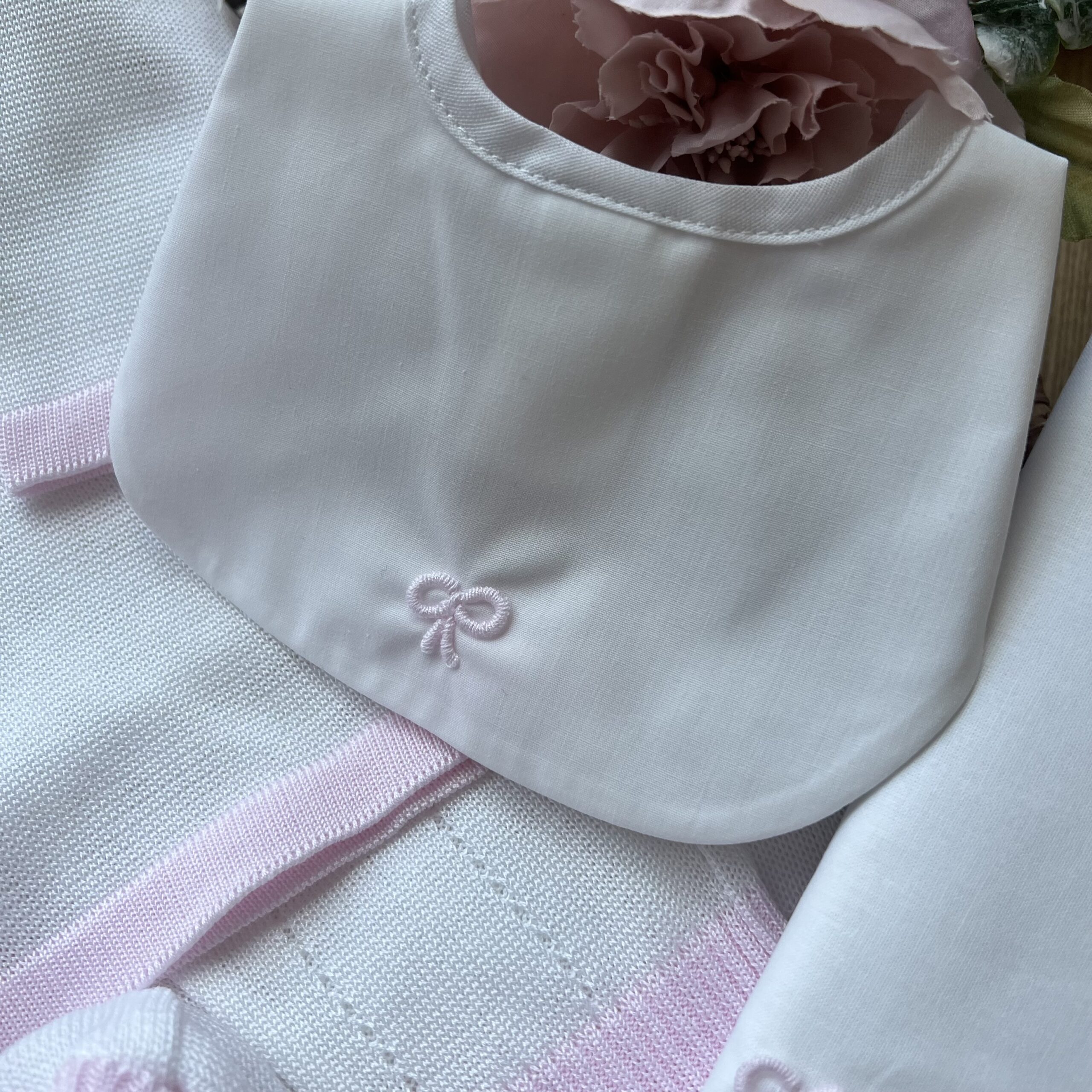Set Nascita neonata 4 Pz, coprifasce con ricamo nodini d’amore | Estivo | B094 41 - immagine 3