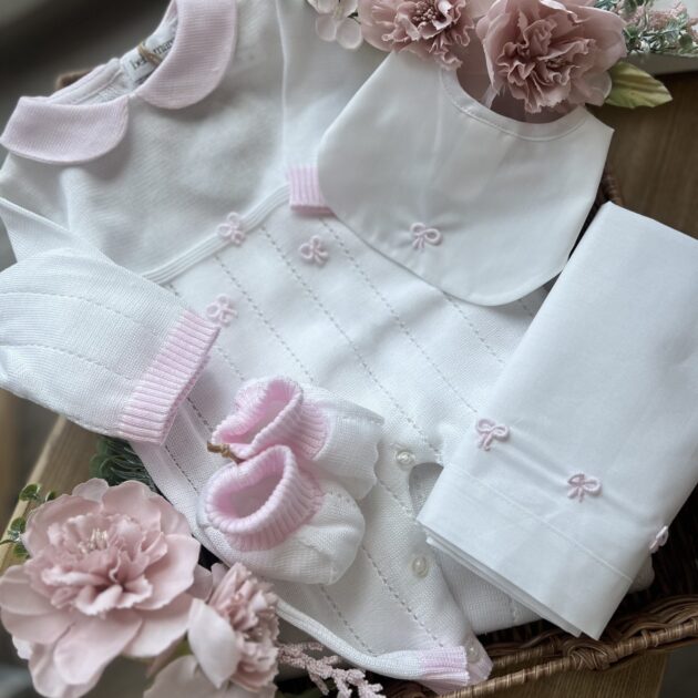 Coordinato nascita neonata 6 Pz con ricamo nodini d’amore, con tutina | Estivo | B094 40
