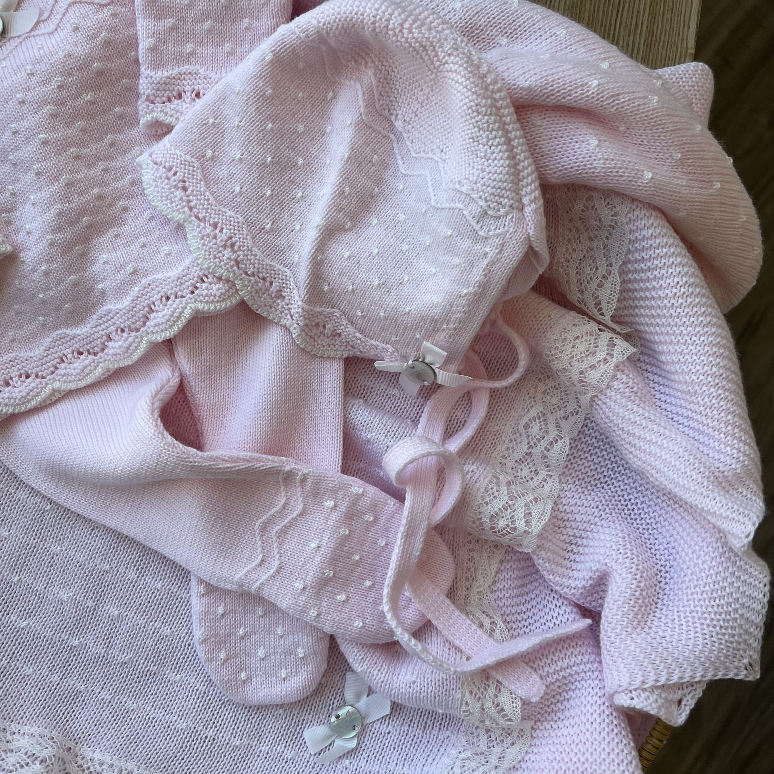 Coordinato nascita romantico neonata, con completo, cuffietta e coperta | Filo di cotone | 029-123235 - immagine 2