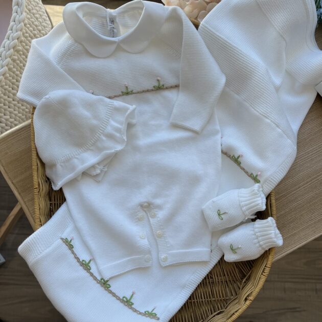 Coordinato nascita neonata panna con fiori ricamati, tutina, babbucce, cappellino e coperta | Filo di cotone | Lcn2997