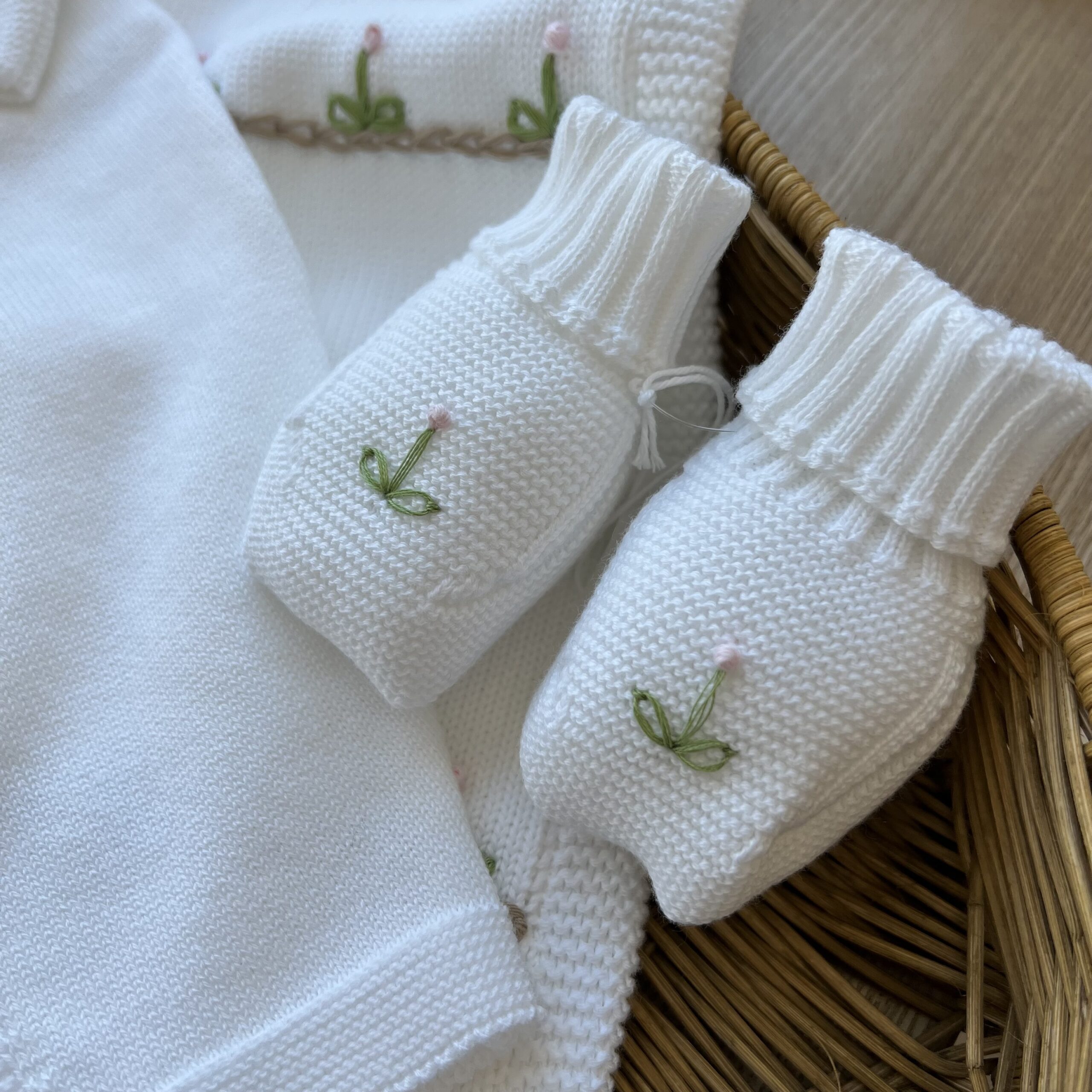 Coordinato nascita neonata panna con fiori ricamati, tutina, babbucce, cappellino e coperta | Filo di cotone | Lcn2997 - immagine 5