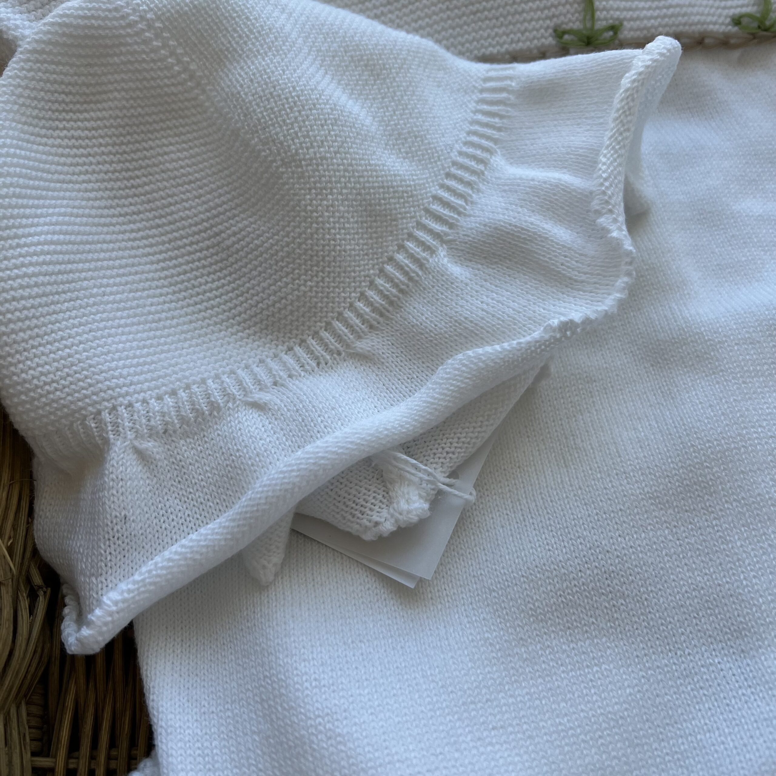 Coordinato nascita neonata panna con fiori ricamati, tutina, babbucce, cappellino e coperta | Filo di cotone | Lcn2997 - immagine 2