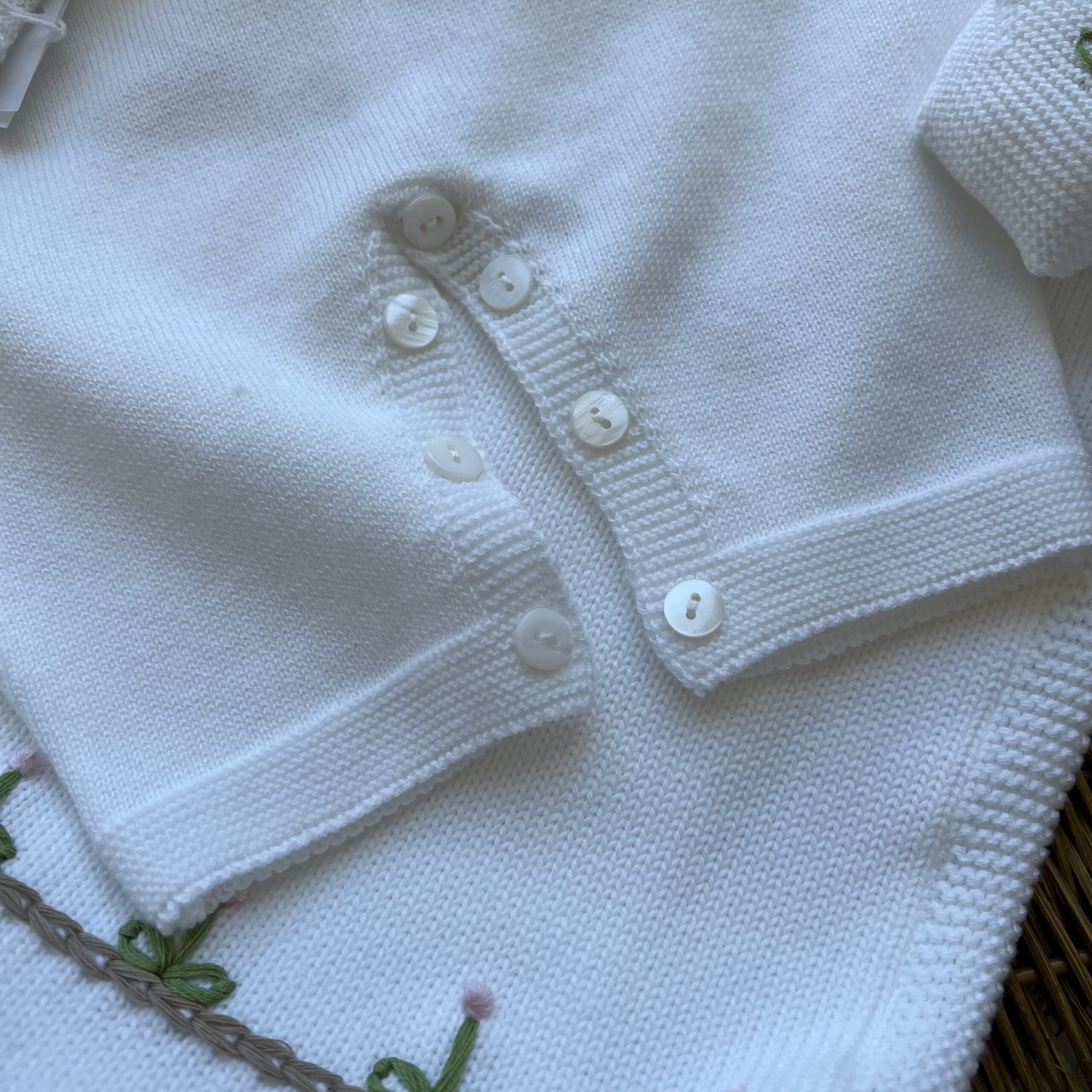 Coordinato nascita neonata panna con fiori ricamati, tutina, babbucce, cappellino e coperta | Filo di cotone | Lcn2997 - immagine 4