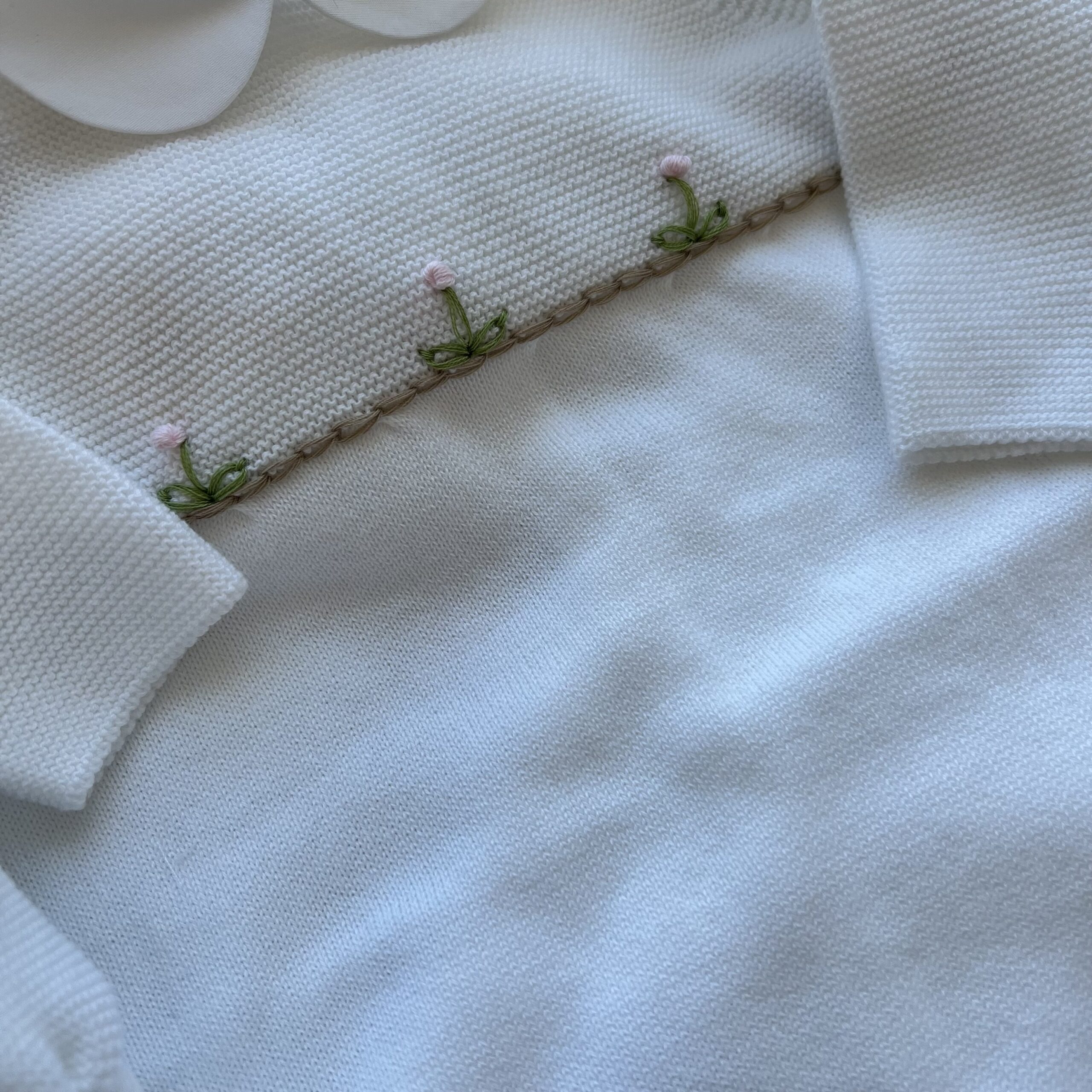 Coordinato nascita neonata panna con fiori ricamati, tutina, babbucce, cappellino e coperta | Filo di cotone | Lcn2997 - immagine 3