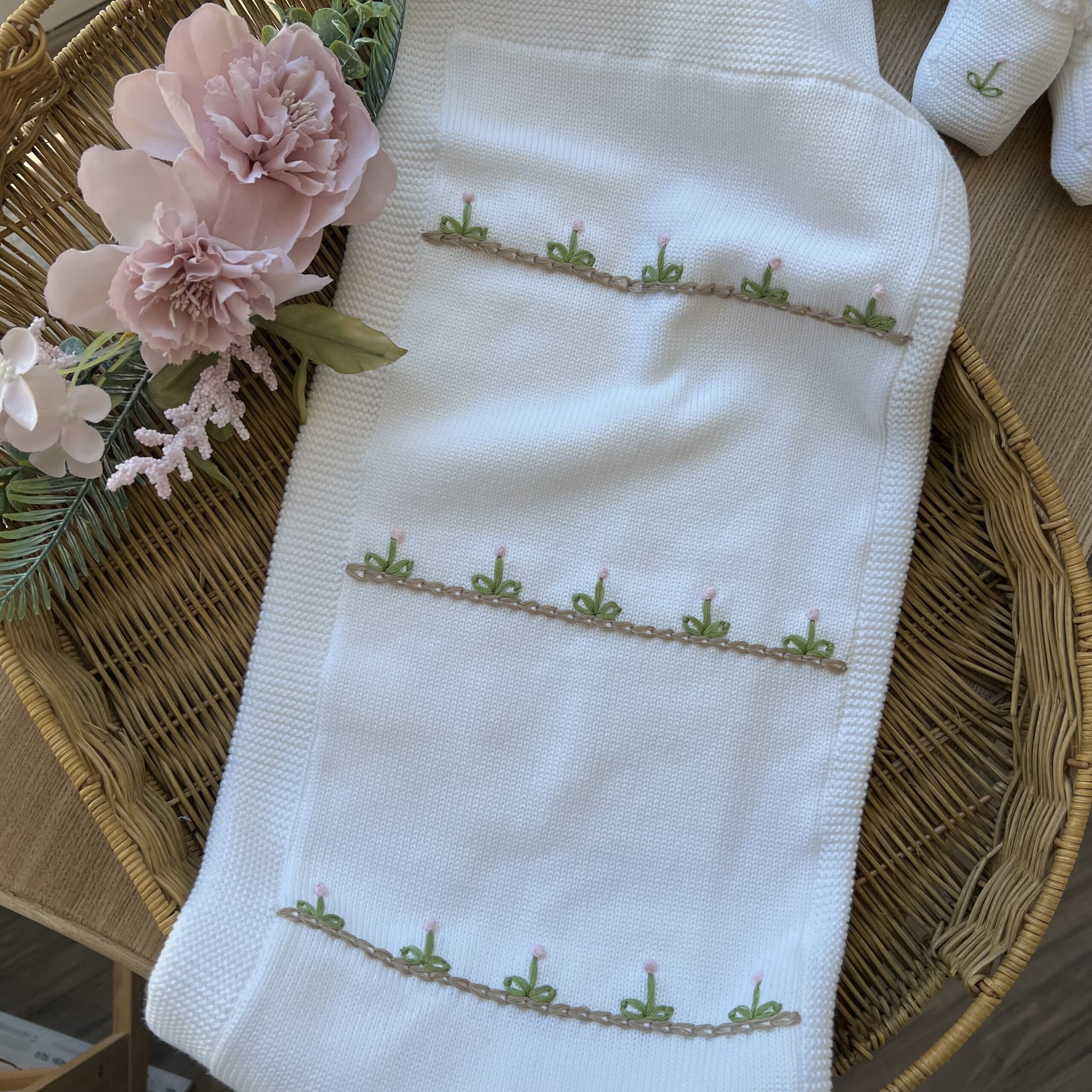 Coordinato nascita neonata panna con fiori ricamati, tutina, babbucce, cappellino e coperta | Filo di cotone | Lcn2997 - immagine 6