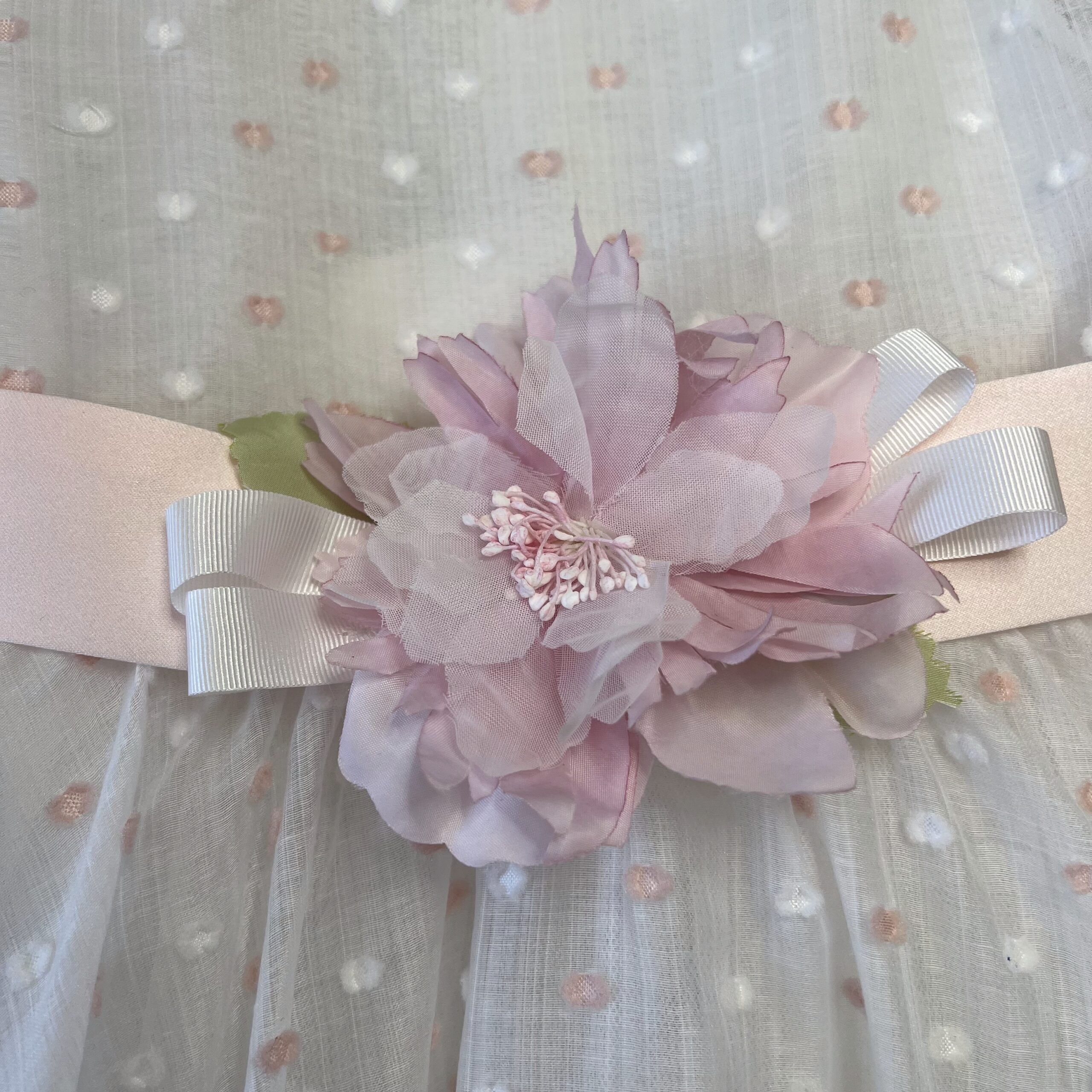 Abito elegante bimba in plumetis bianco e cipria | 816 | IL - immagine 3