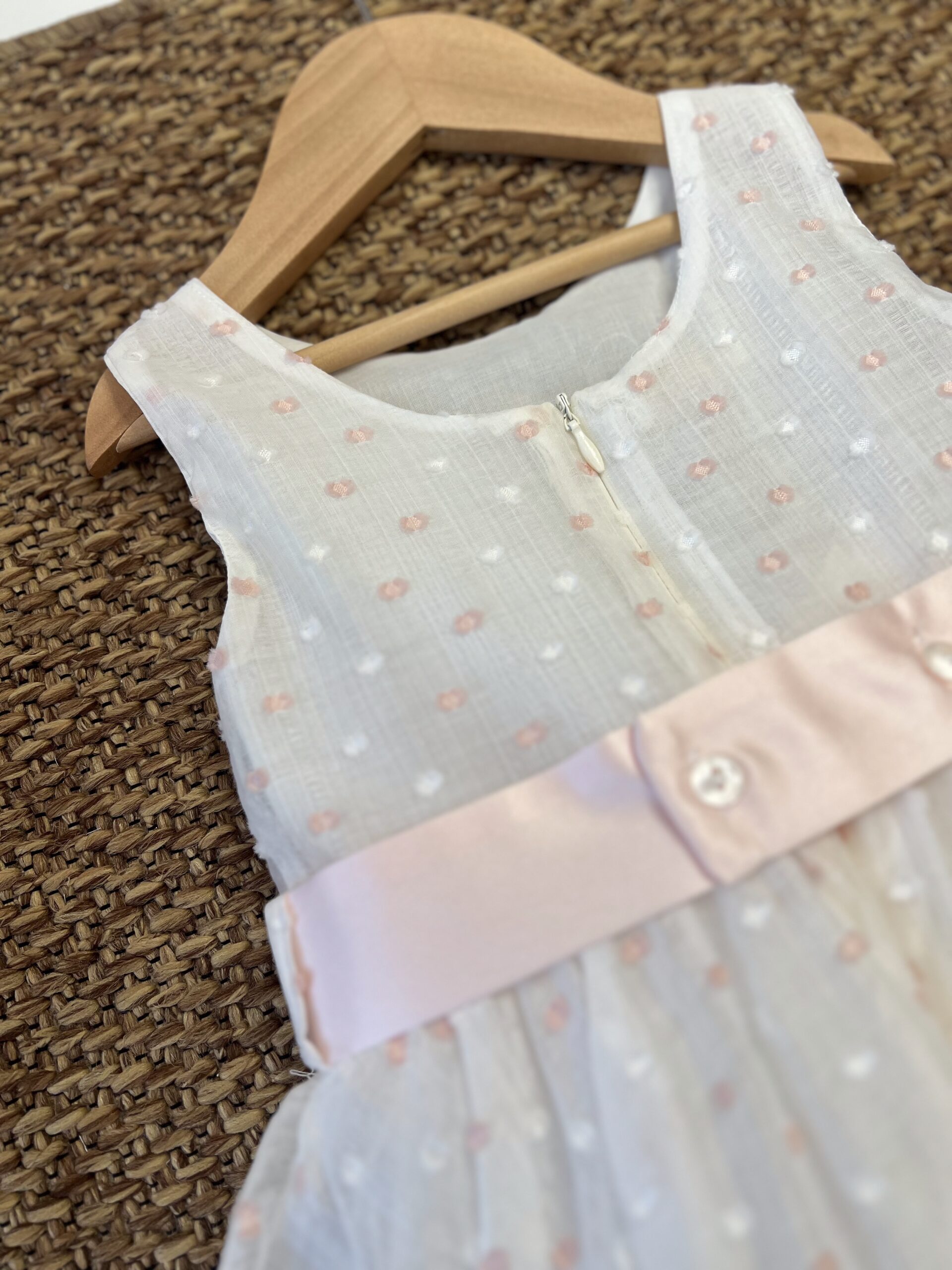 Abito elegante bimba in plumetis bianco e cipria | 816 | IL - immagine 6
