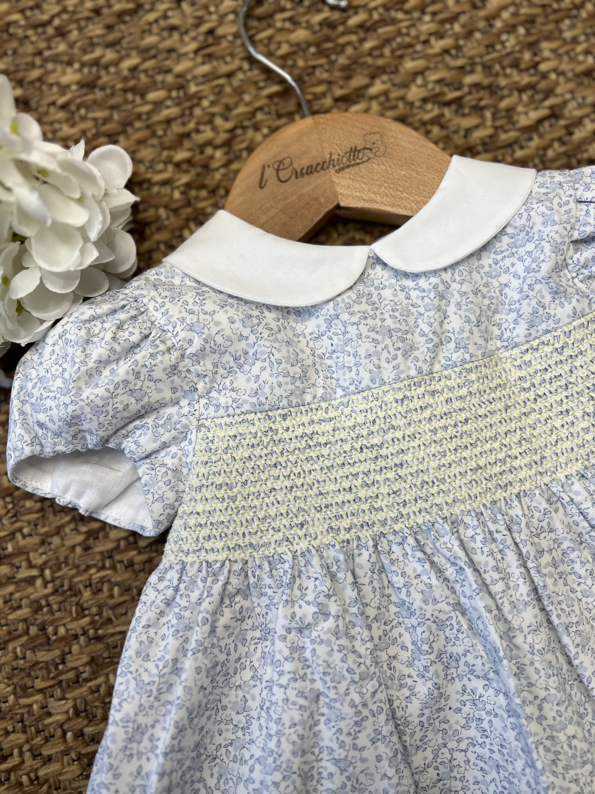 Abito bimba a fiori celeste con punto smock | 304 | DK - immagine 3