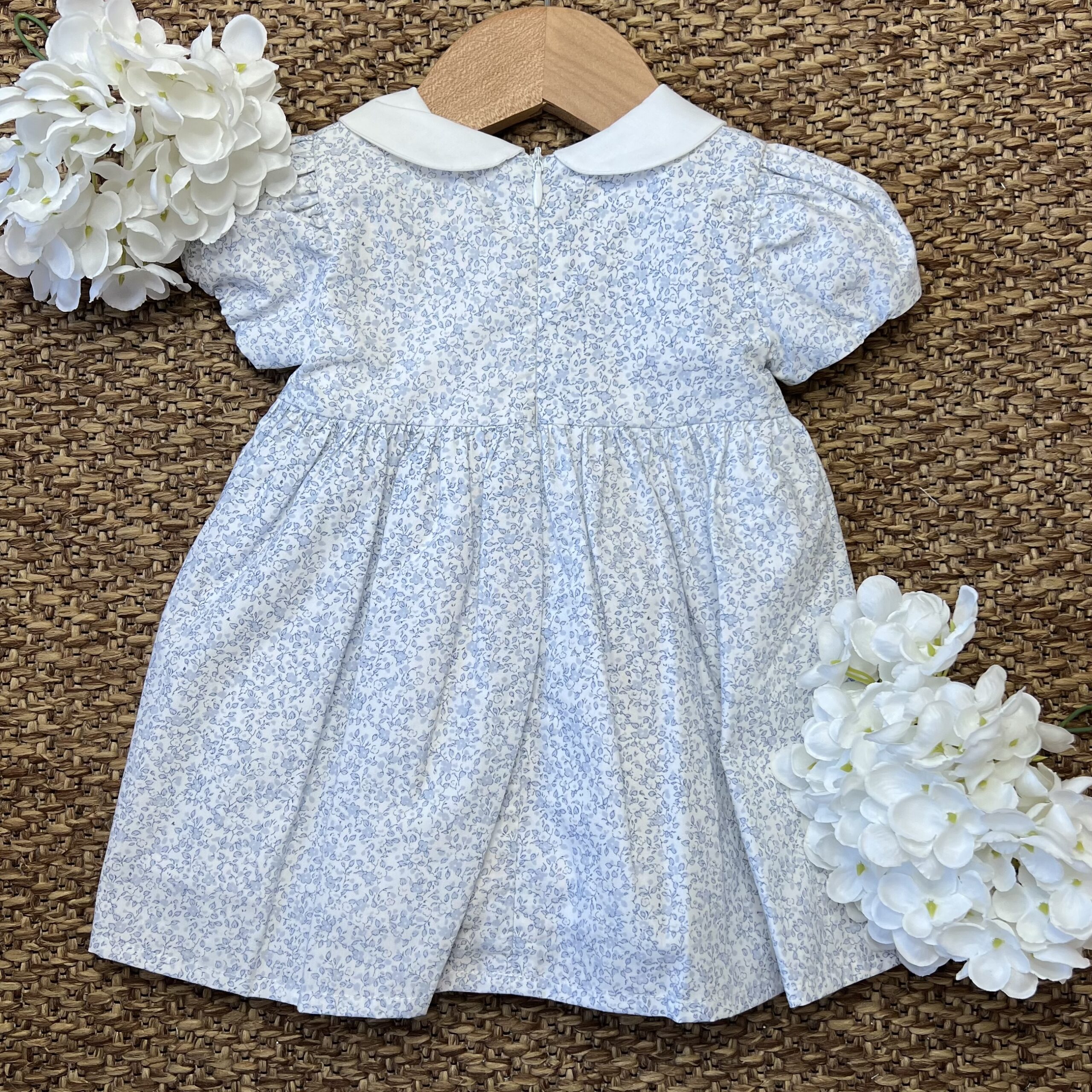 Abito bimba a fiori celeste con punto smock | 304 | DK - immagine 5
