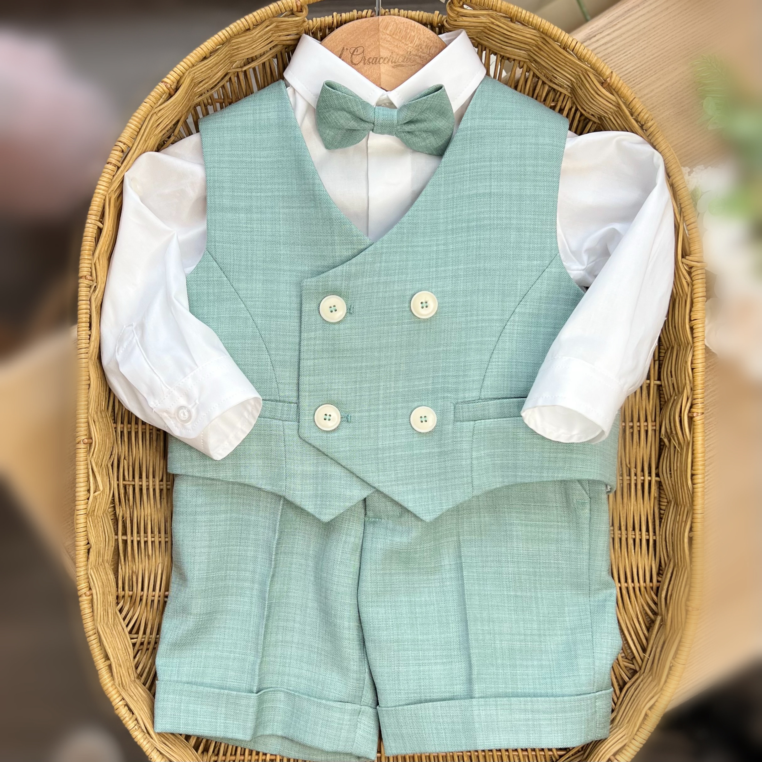 Completo elegante bimbo in verde con pant.corto, bretelle, gilet e papillon | 207 | BND - immagine 3