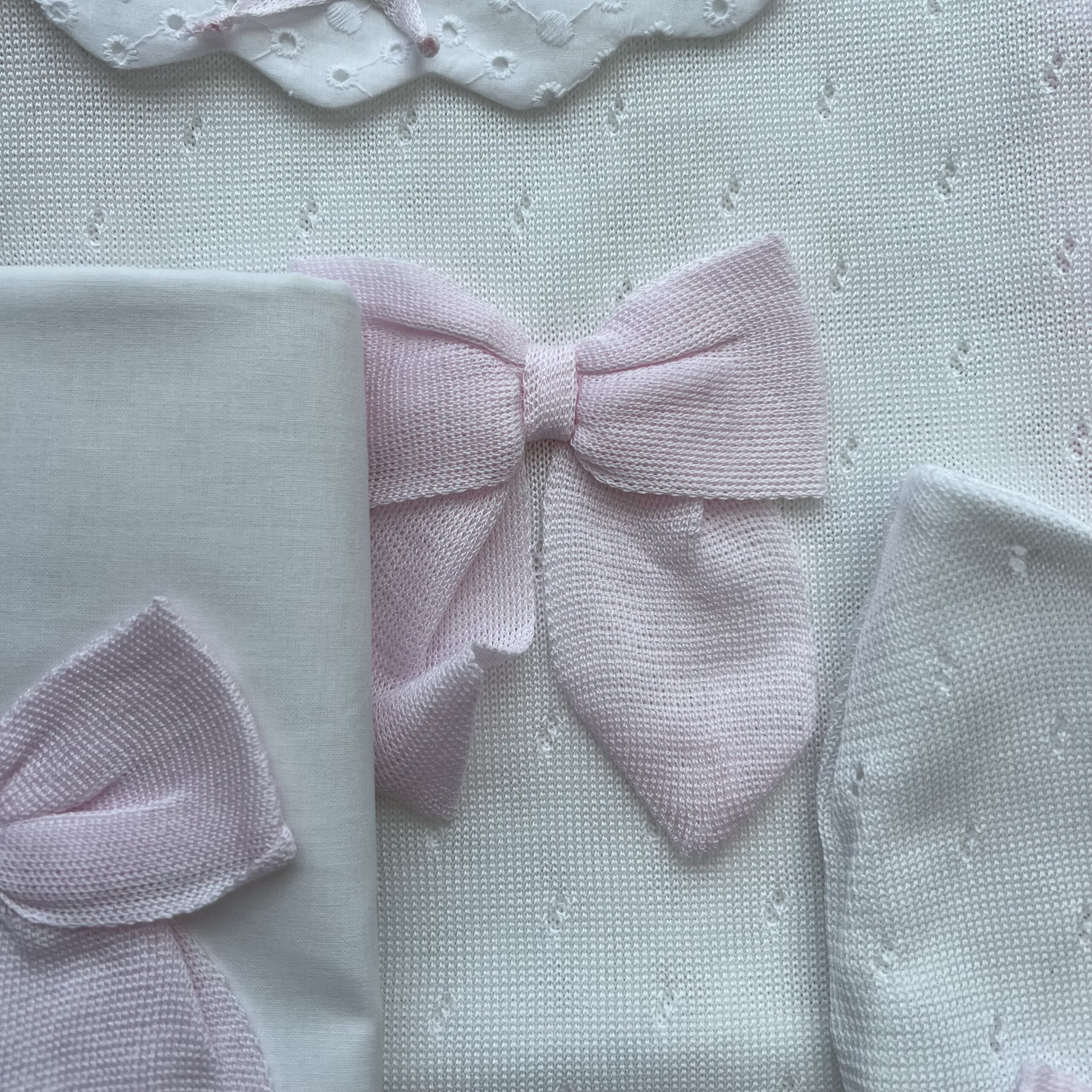Coordinato nascita neonata bianco con fiocco rosa 6 pz con tutina | B09140 | BM - immagine 3