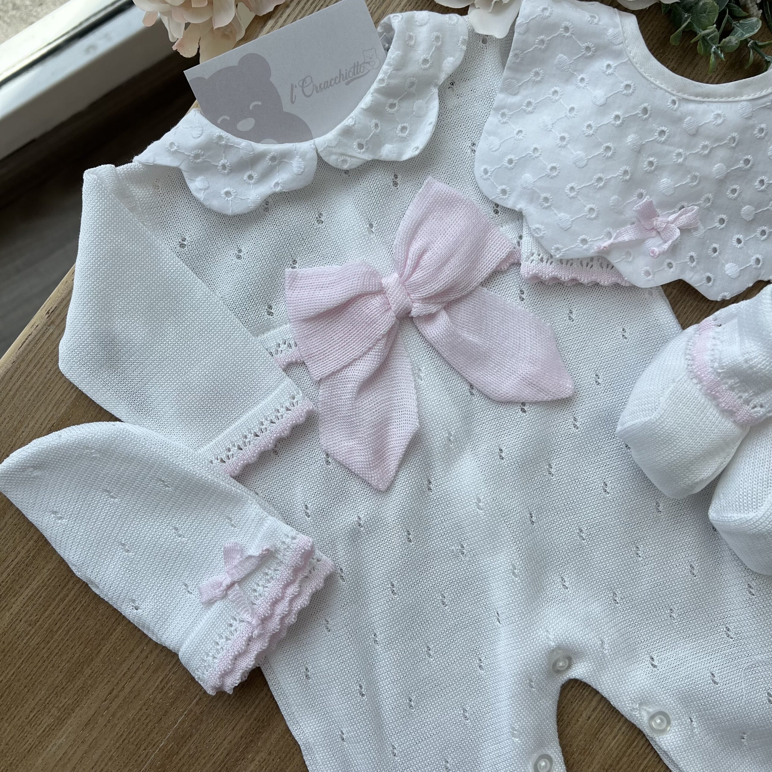 Set nascita neonata 4 pz bianco con fiocco rosa con tutina | B09140 | BM - immagine 6