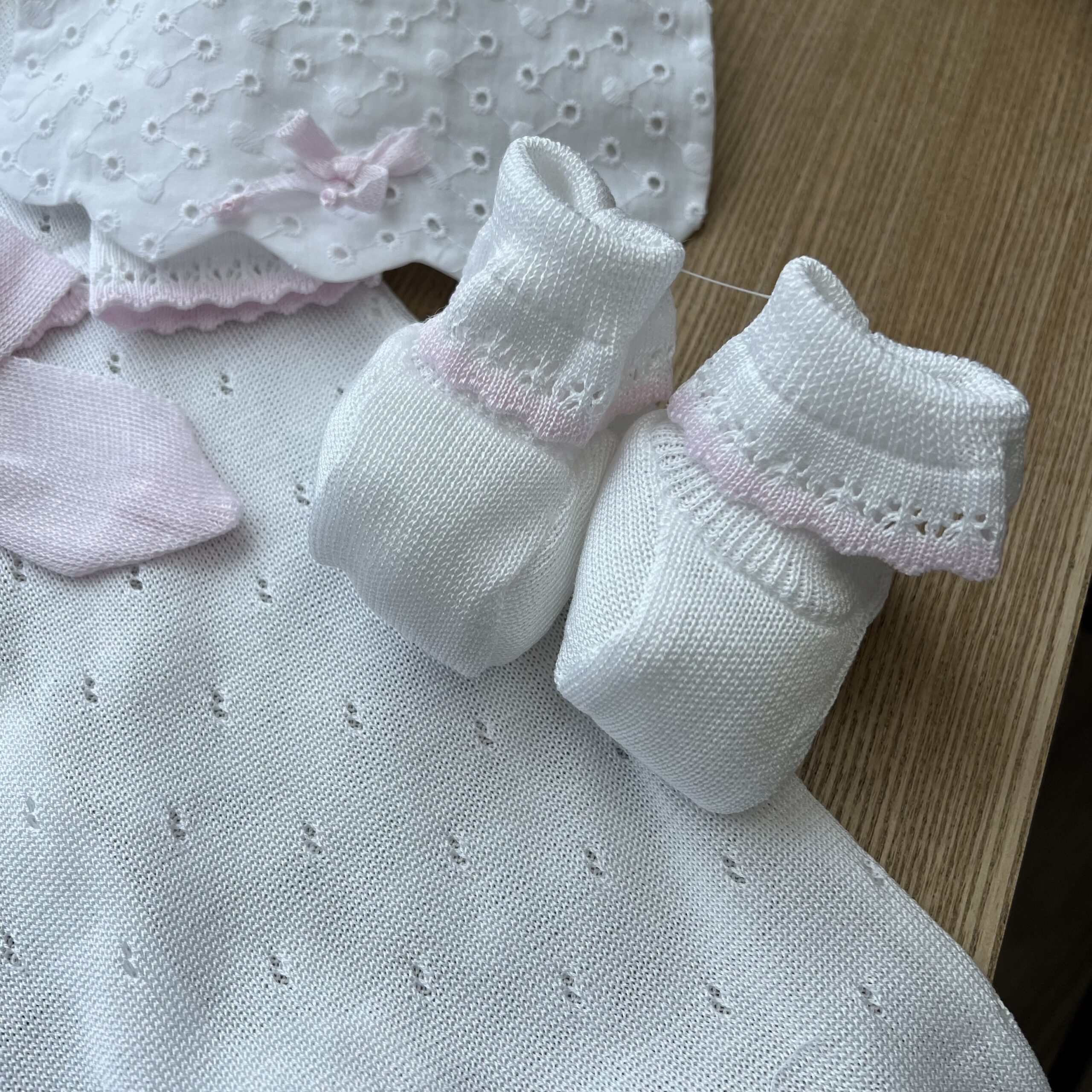 Set nascita neonata 4 pz bianco con fiocco rosa con tutina | B09140 | BM - immagine 5