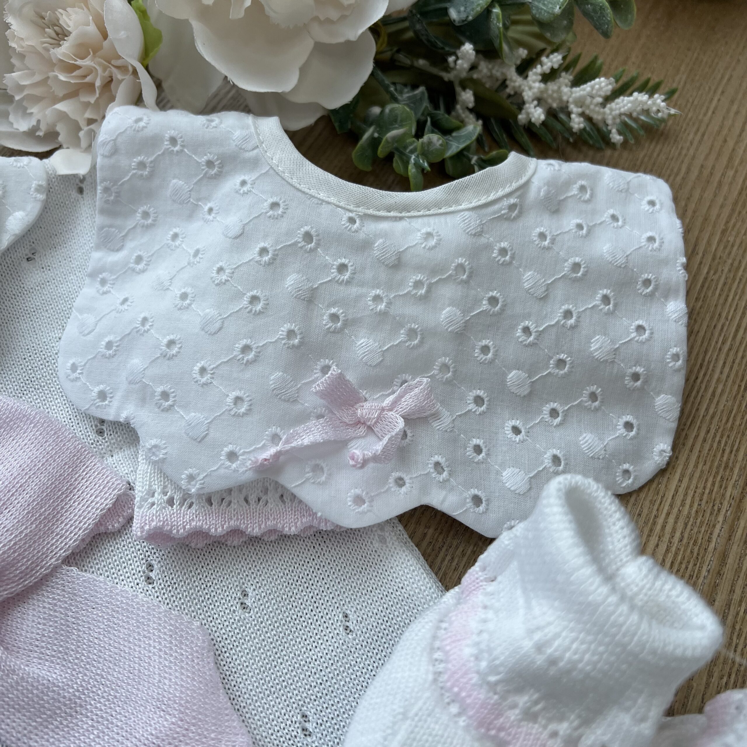 Set nascita neonata 4 pz bianco con fiocco rosa con tutina | B09140 | BM - immagine 4