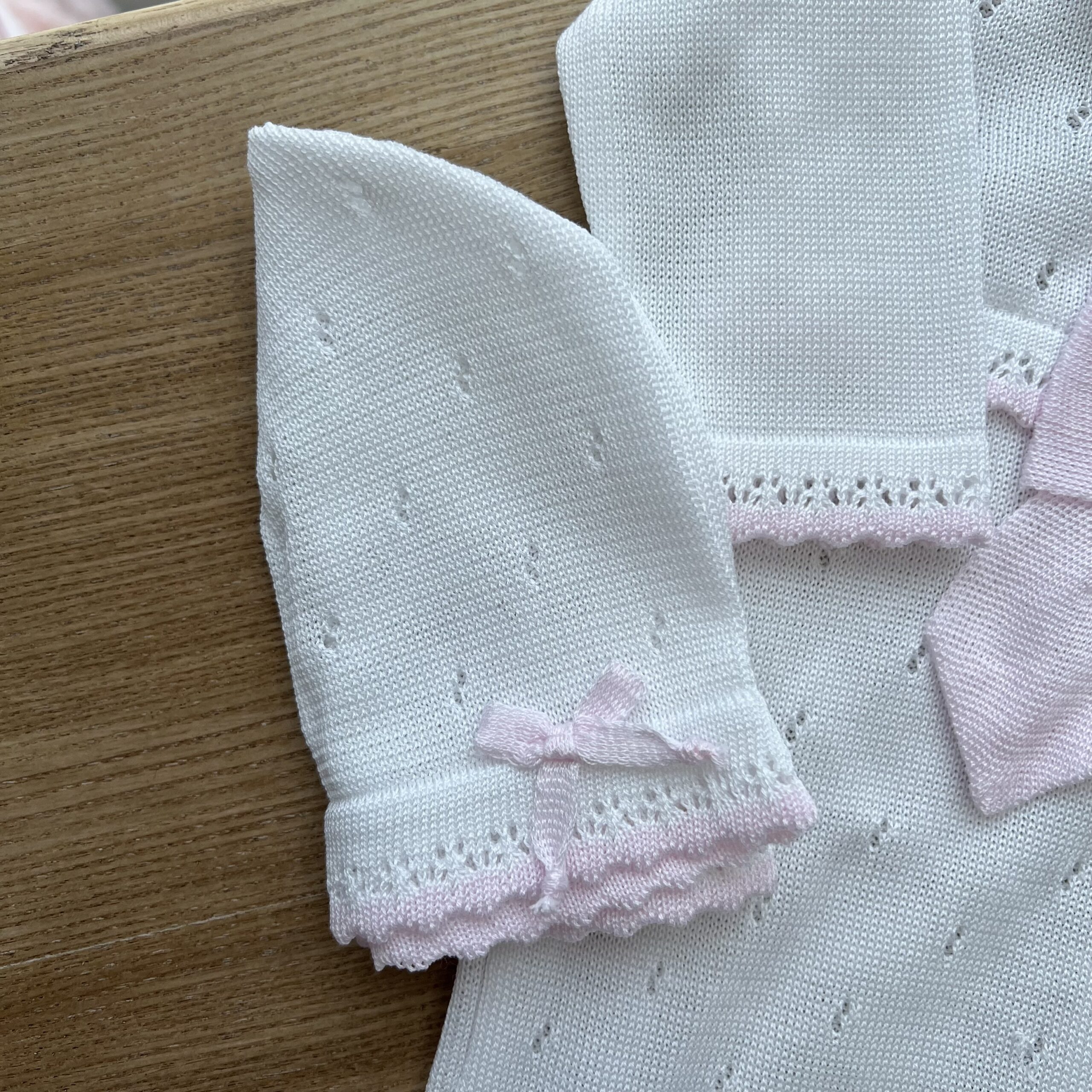 Set nascita neonata 4 pz bianco con fiocco rosa con tutina | B09140 | BM - immagine 3