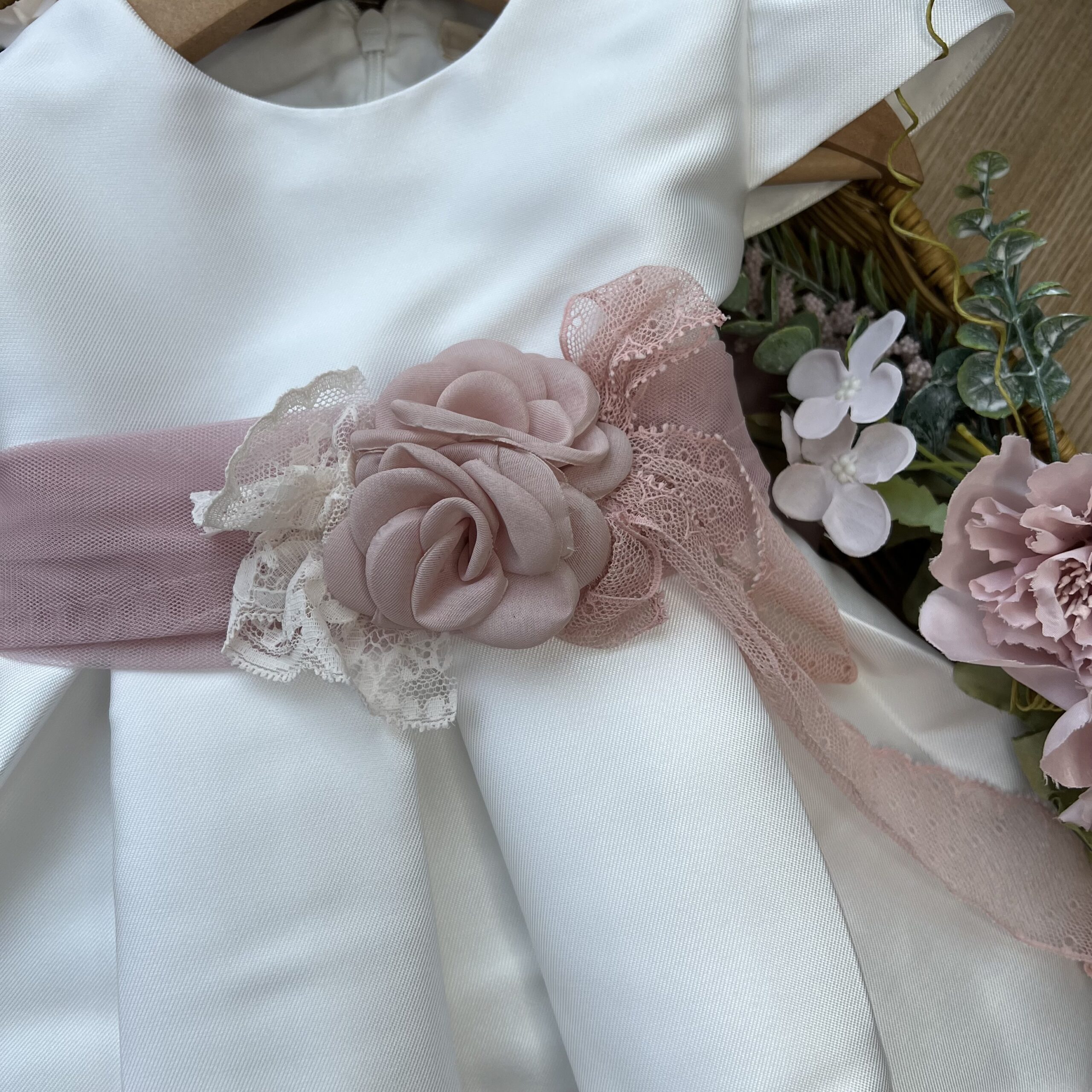 Abito battesimo bimba con fascia rosa antico e fiori | 735 | MML - immagine 3