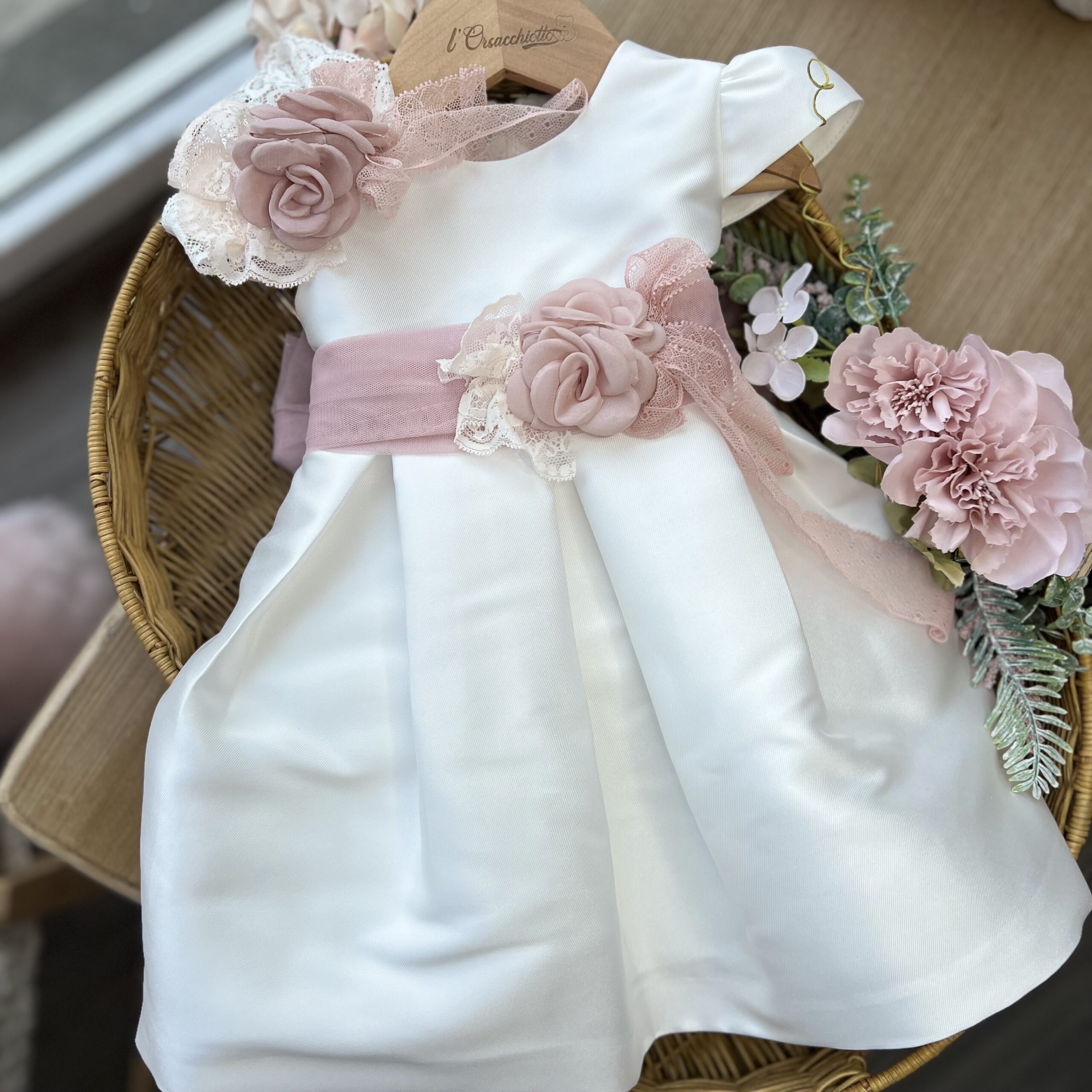 Abito battesimo bimba con fascia rosa antico e fiori | 735 | MML - immagine 2