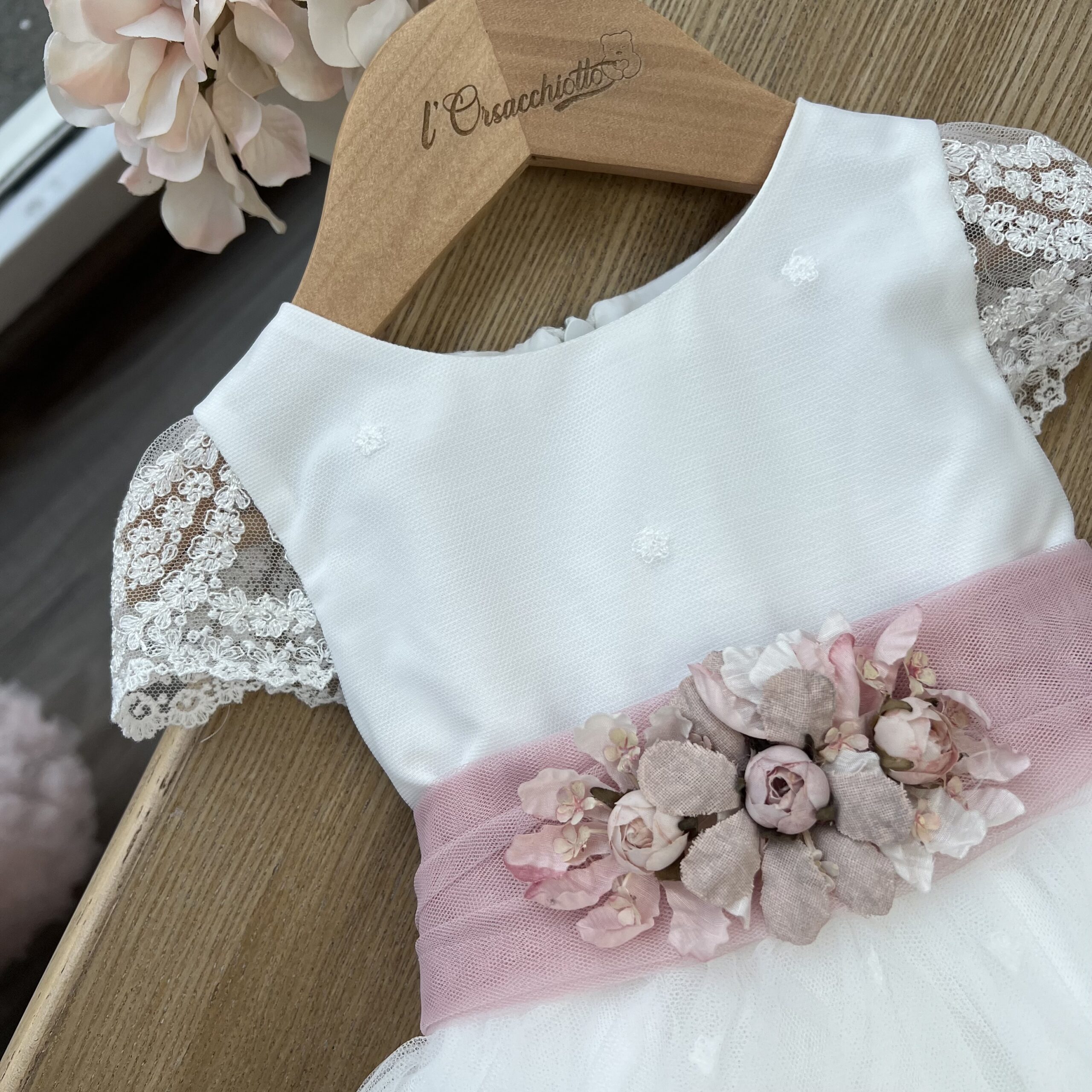 Abito battesimo bimba con merletto e fascia rosa antico con fiori | 748 | MML - immagine 3