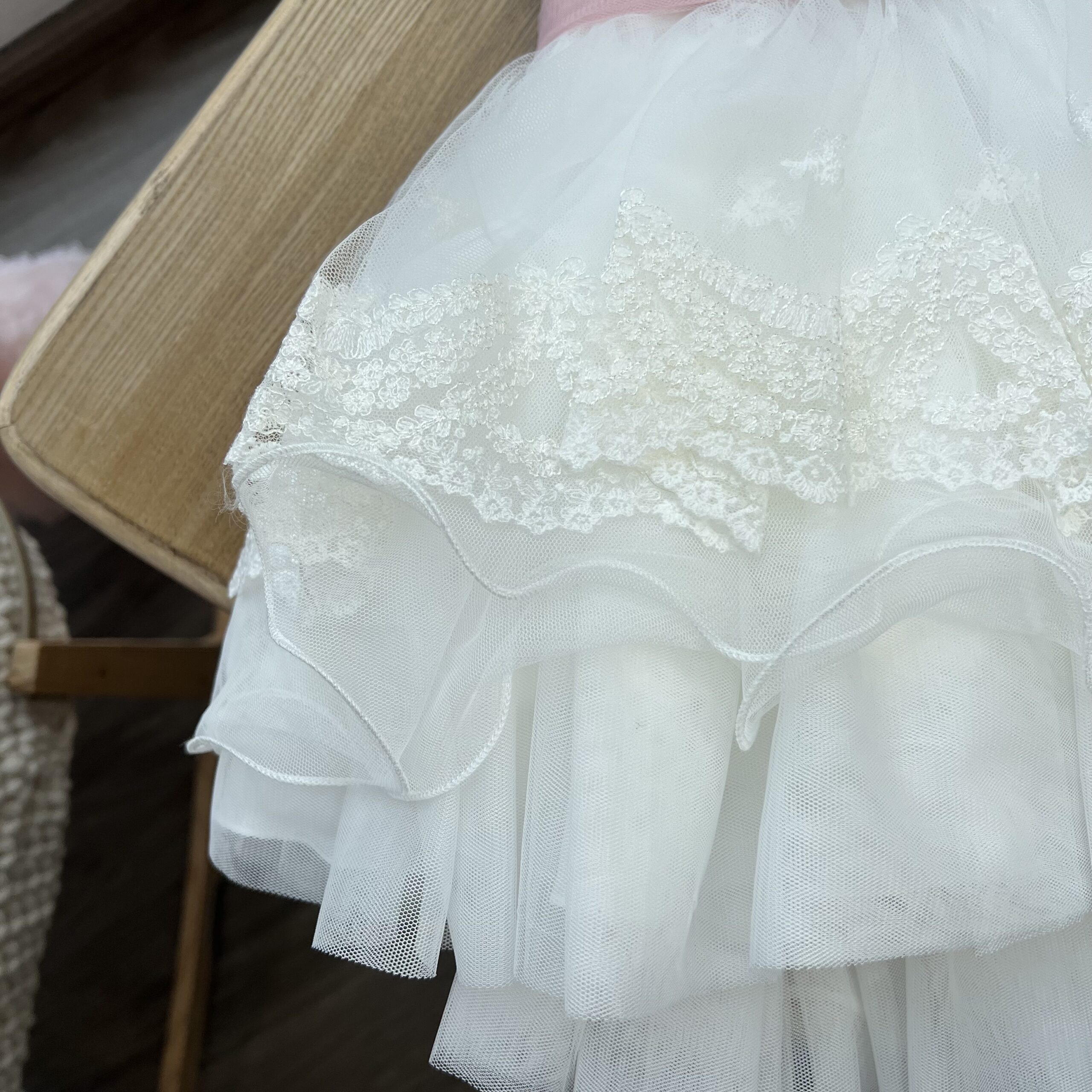 Abito battesimo bimba con merletto e fascia rosa antico con fiori | 748 | MML - immagine 4