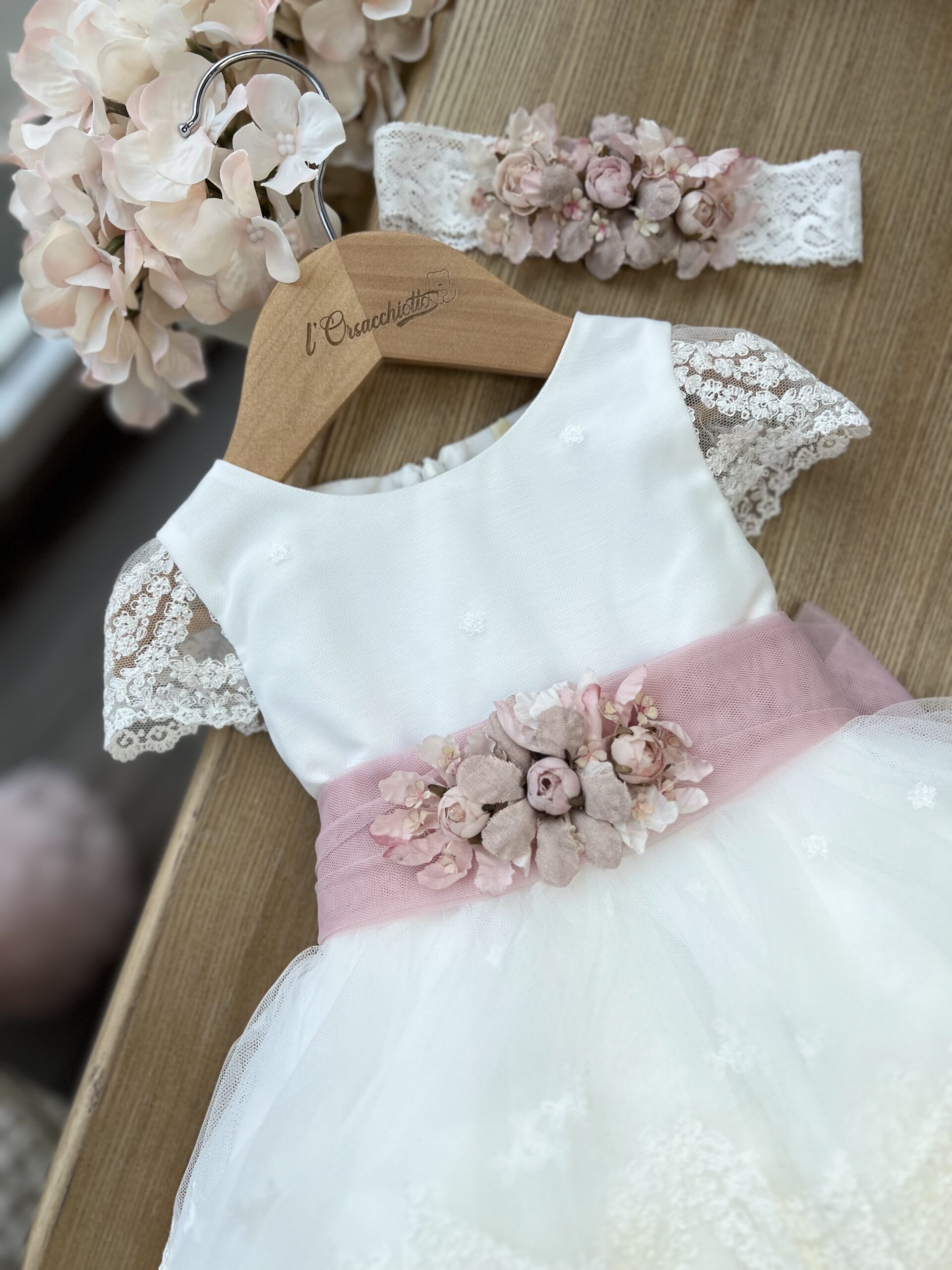 Abito battesimo bimba con merletto e fascia rosa antico con fiori | 748 | MML - immagine 6