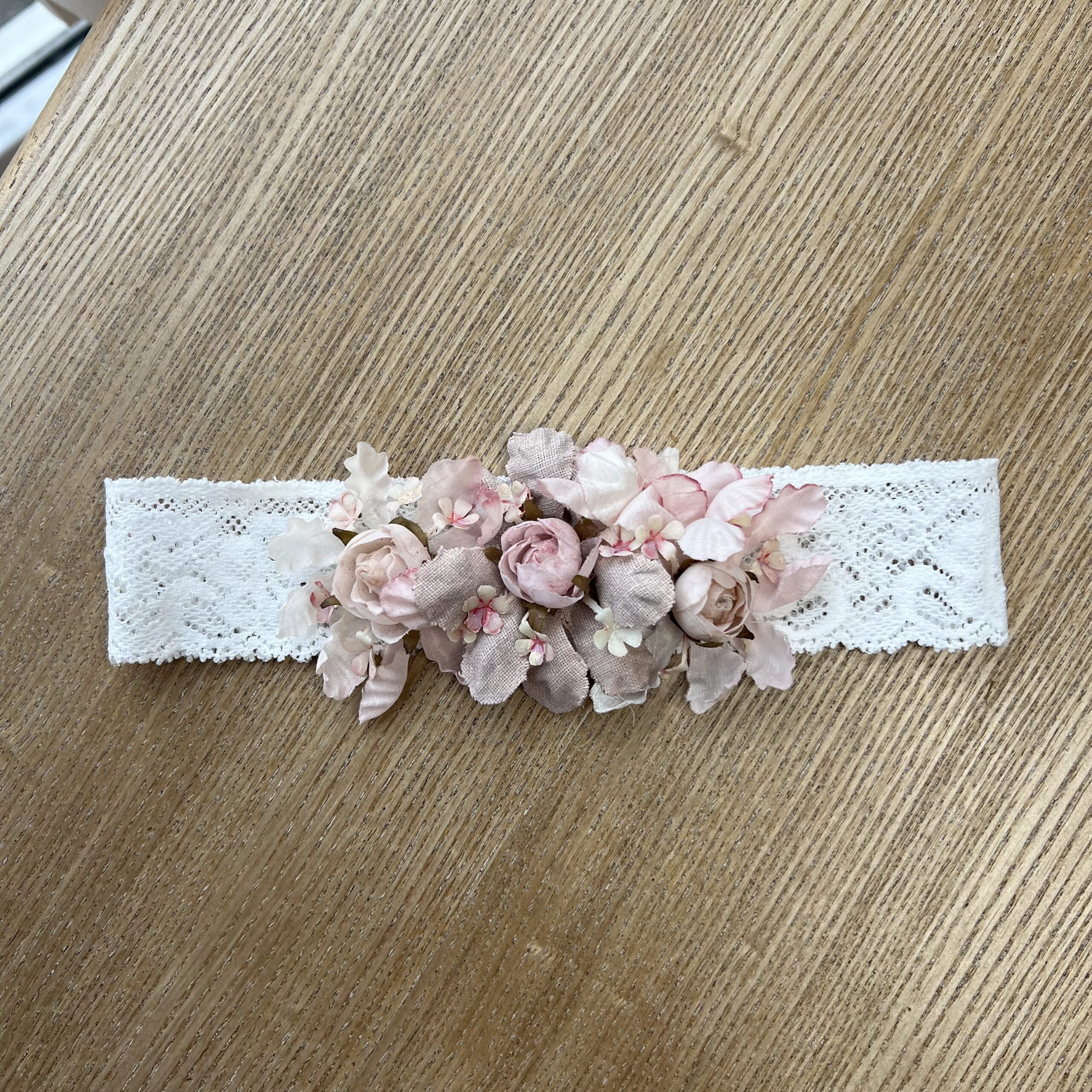Fascia capelli con merletto e fiori rosa antico | 748 | MML - immagine 2