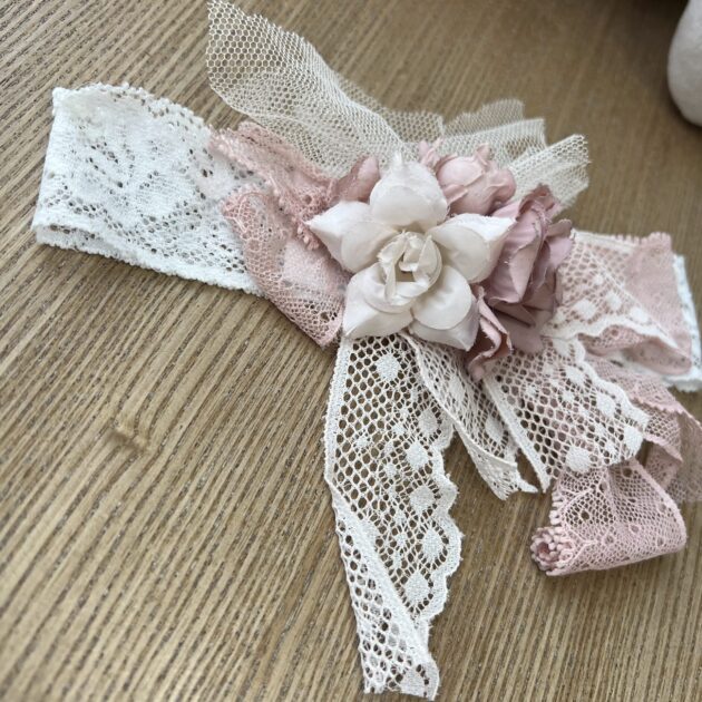 Fascia capelli con merletto, fiorì cipria e rosa antico con tulle | 746 | MML