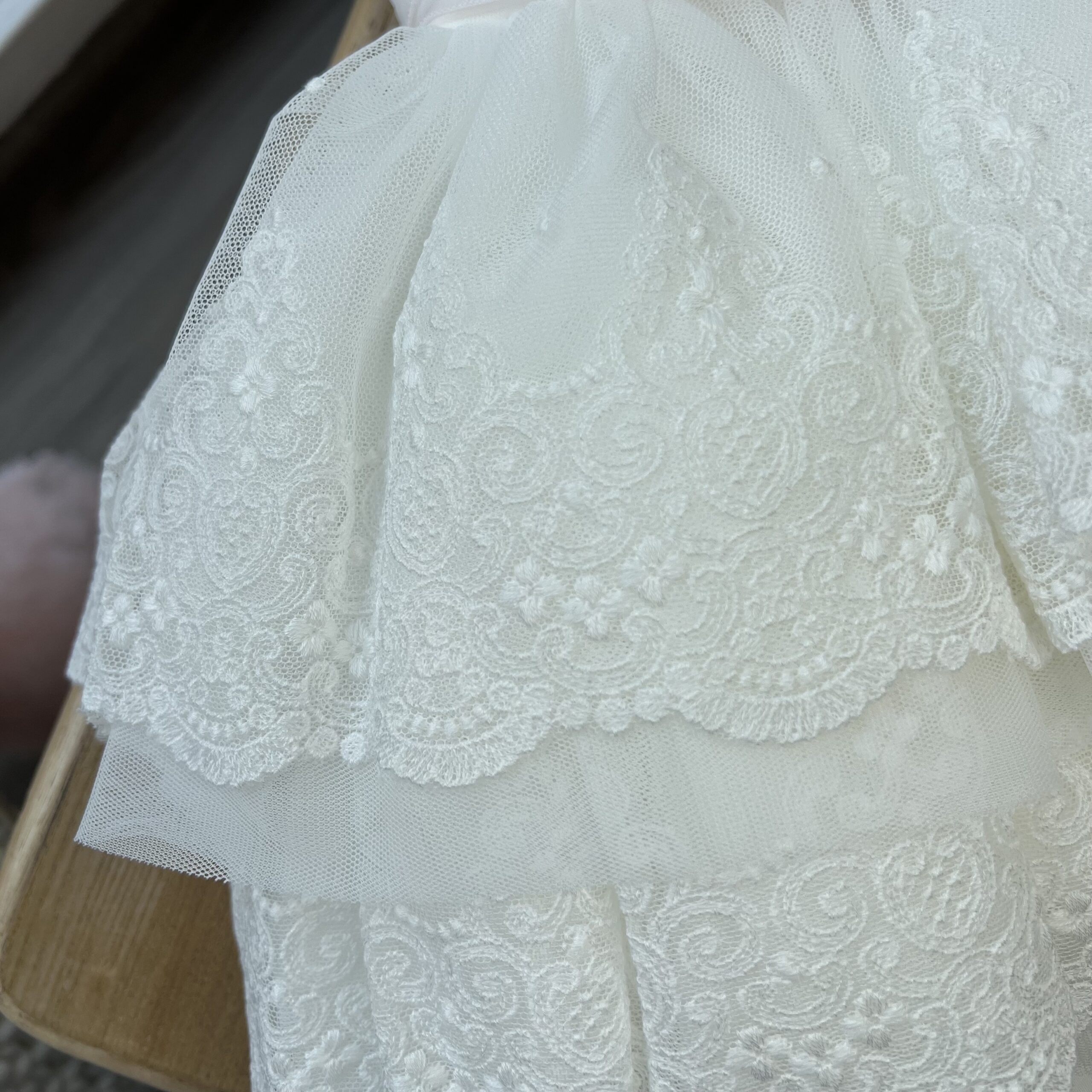 Abito battesimo bimba con balze, cintura cipria e fiori | 728 | MML - immagine 5