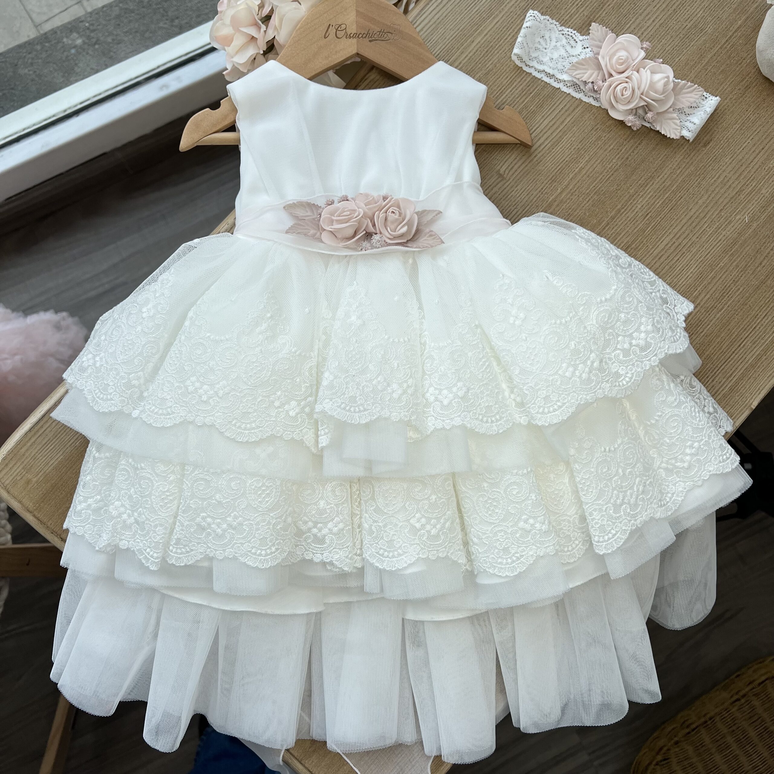 Abito battesimo bimba con balze, cintura cipria e fiori | 728 | MML - immagine 2