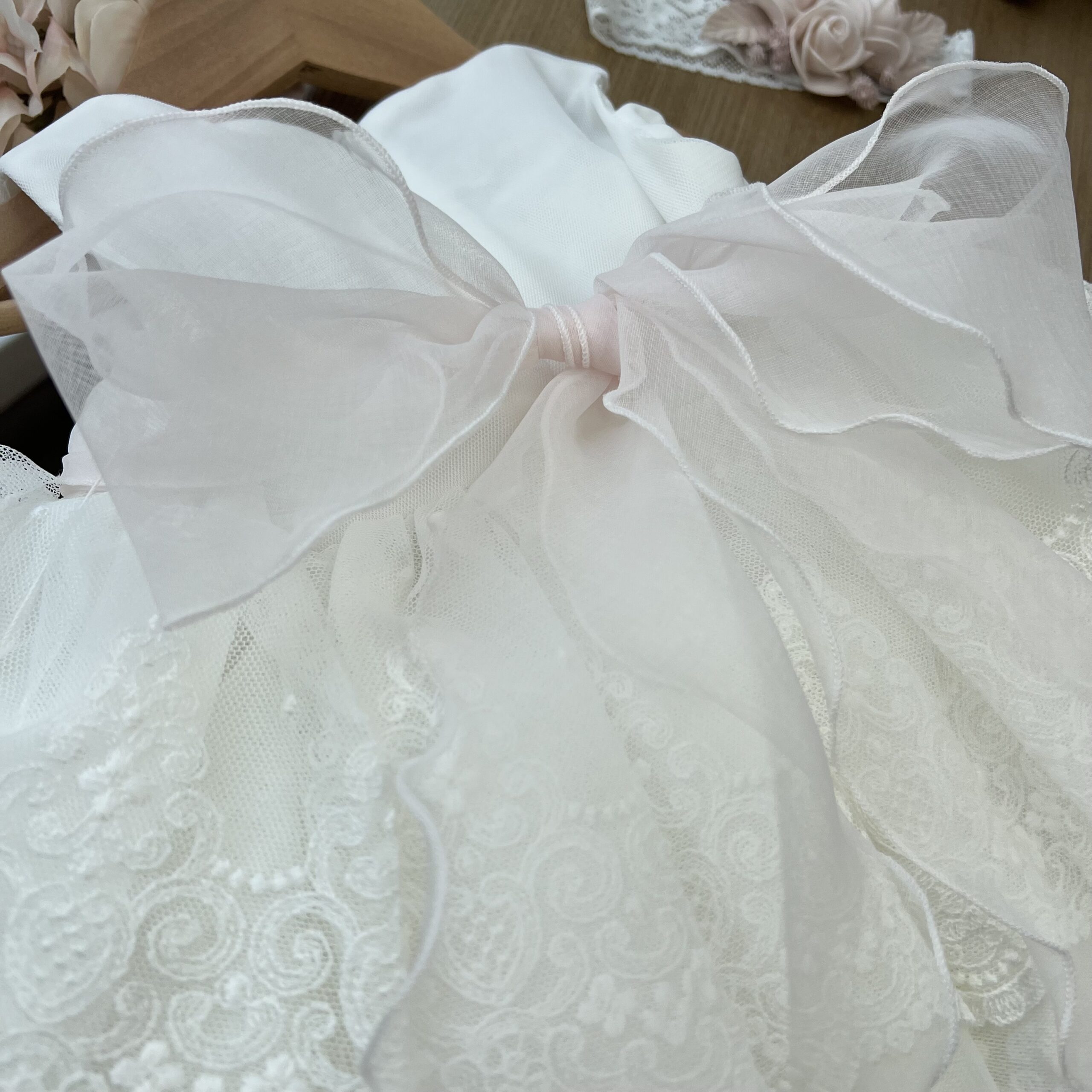Abito battesimo bimba con balze, cintura cipria e fiori | 728 | MML - immagine 4