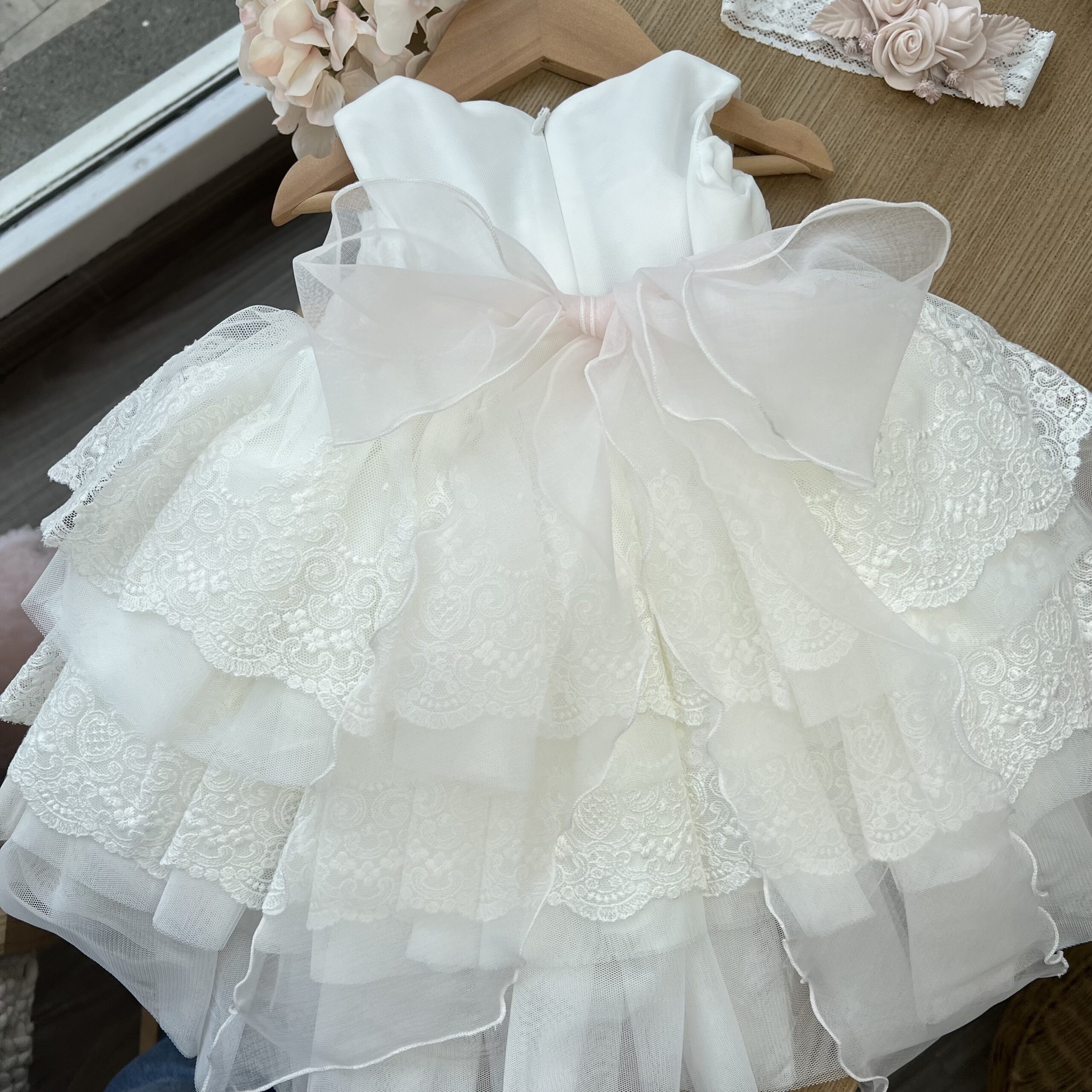 Abito battesimo bimba con balze, cintura cipria e fiori | 728 | MML - immagine 3