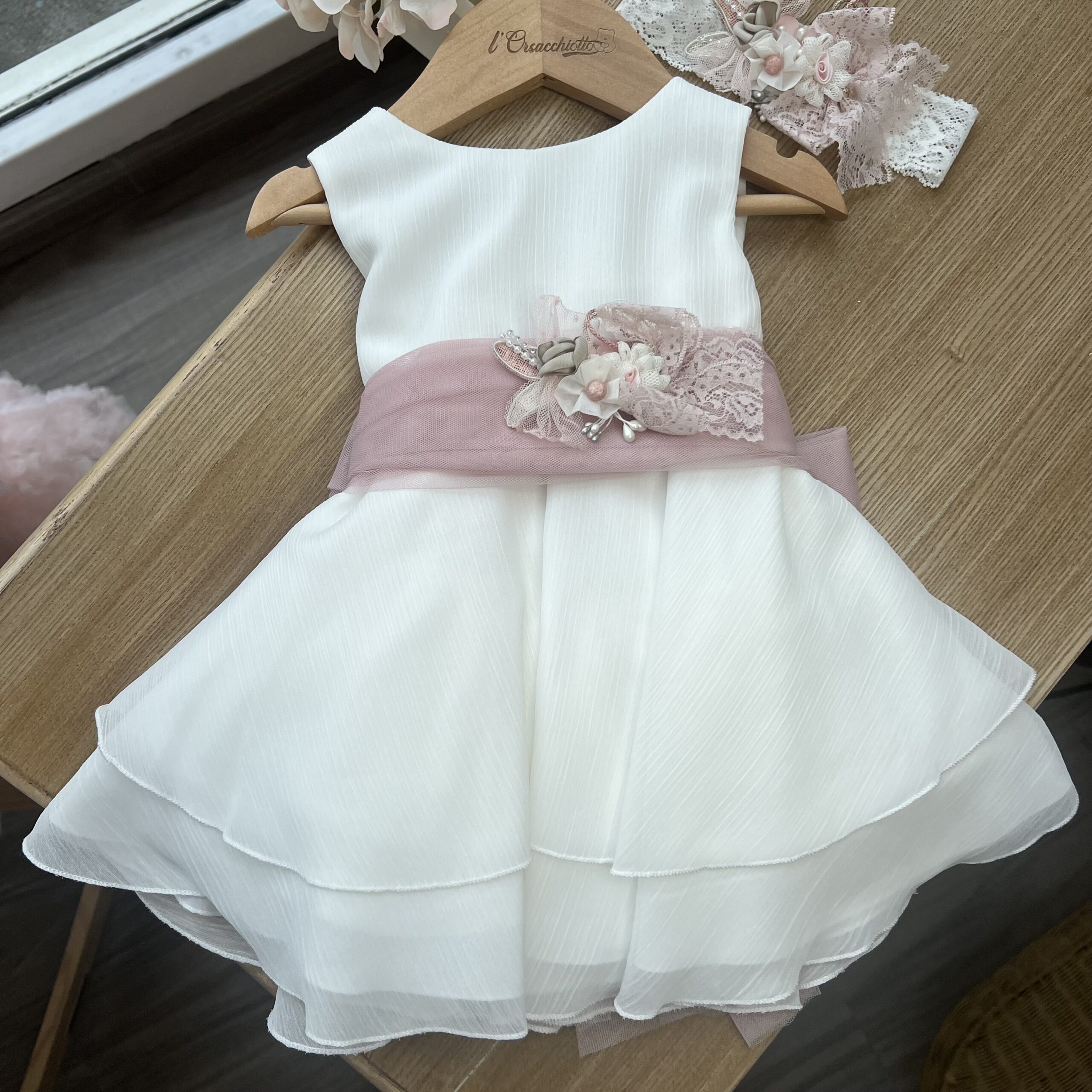 Abito Battesimo bimba bianco con cintura rosa e fiori | 721 | MML