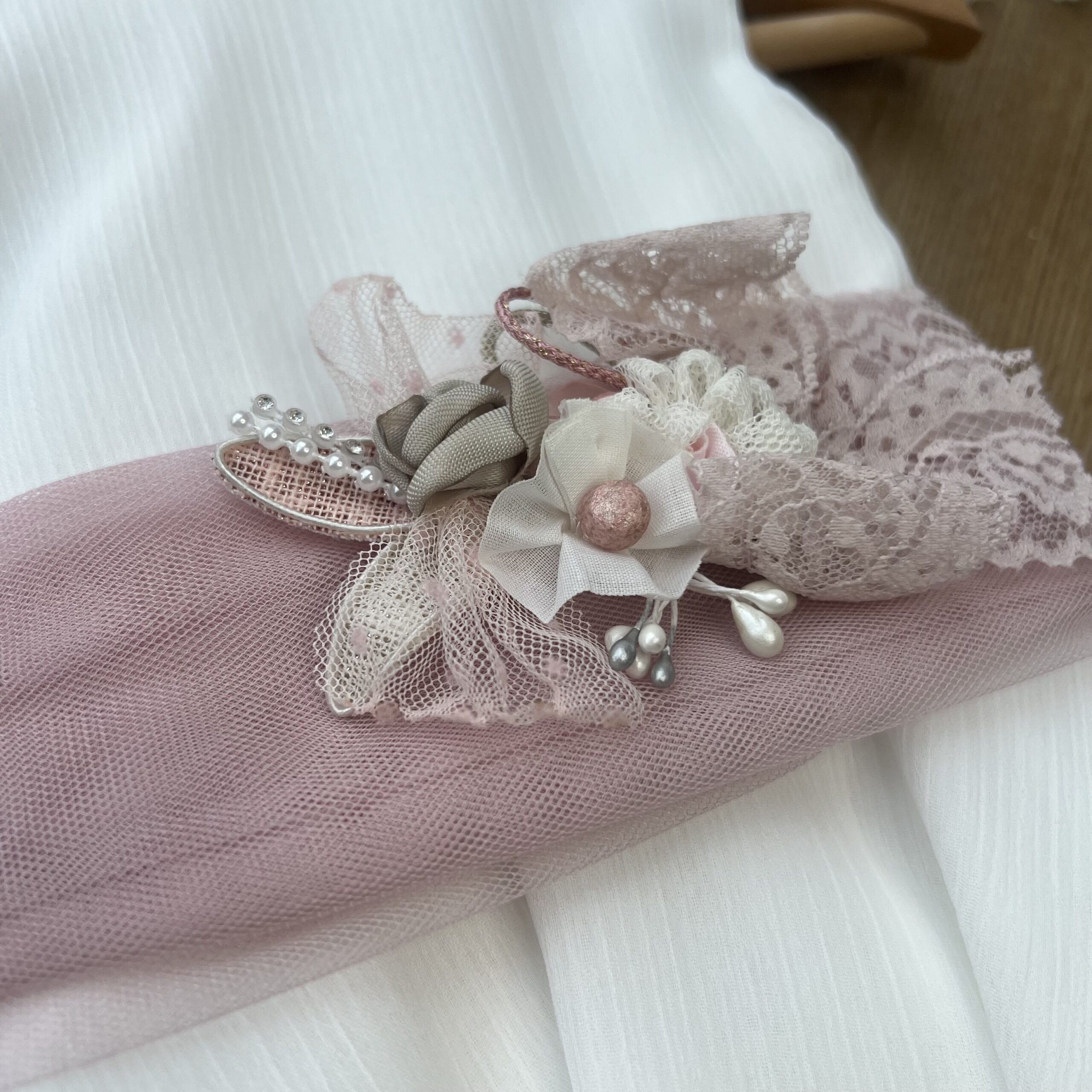 Abito Battesimo bimba bianco con cintura rosa e fiori | 721 | MML - immagine 3