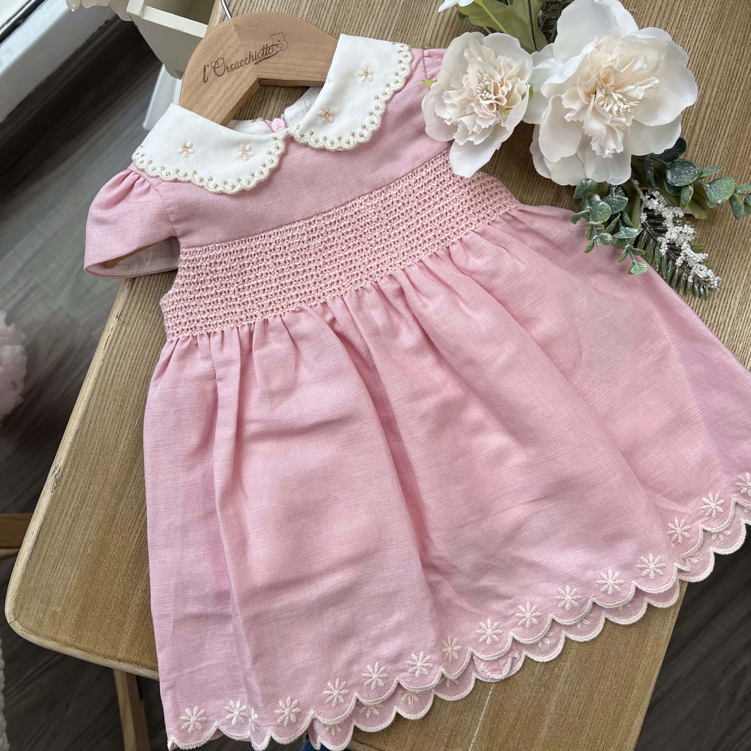 Abito bimba rosa con punto smock e fiorellini | DK391 | DK - immagine 2