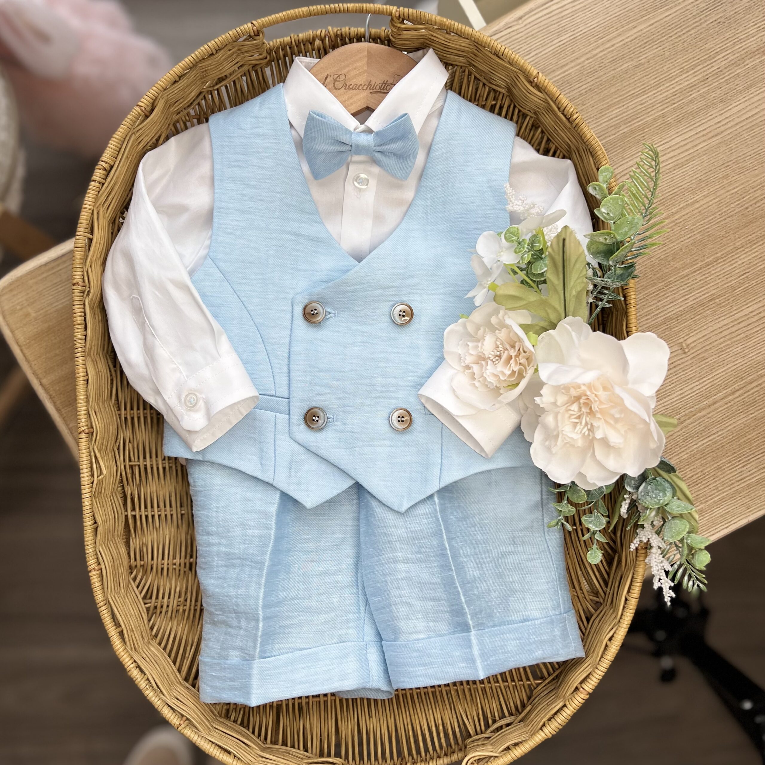 Completo elegante bimbo in celeste con pant.corto, bretelle, gilet e papillon | 209 | BND - immagine 2