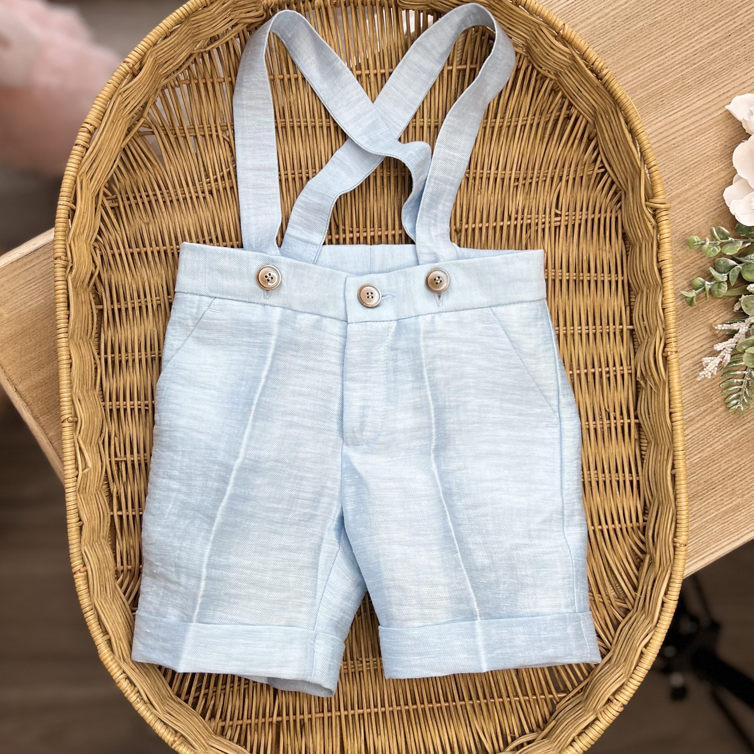 Completo elegante bimbo in celeste con pant.corto, bretelle, gilet e papillon | 209 | BND - immagine 4