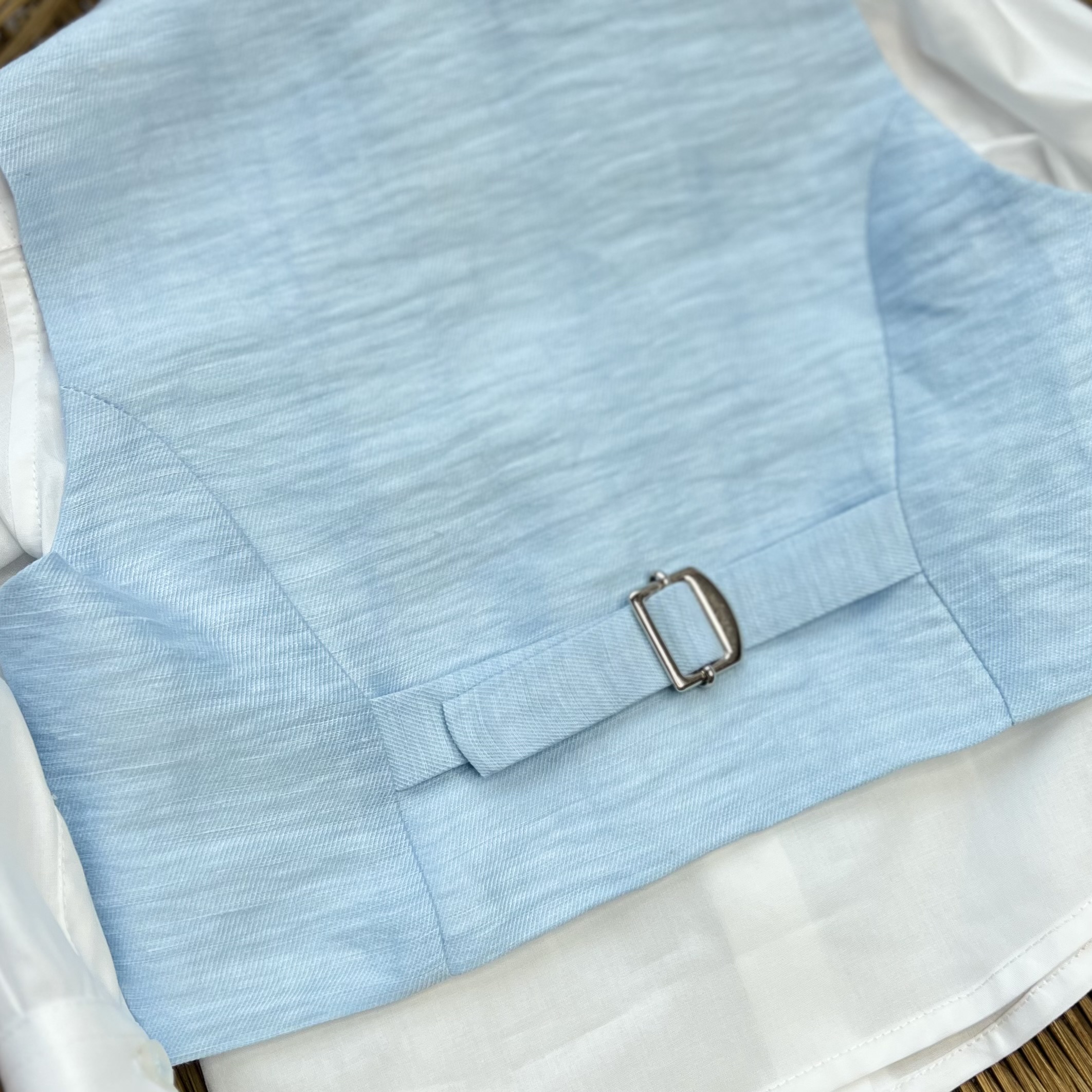 Completo elegante bimbo in celeste con pant.corto, bretelle, gilet e papillon | 209 | BND - immagine 3