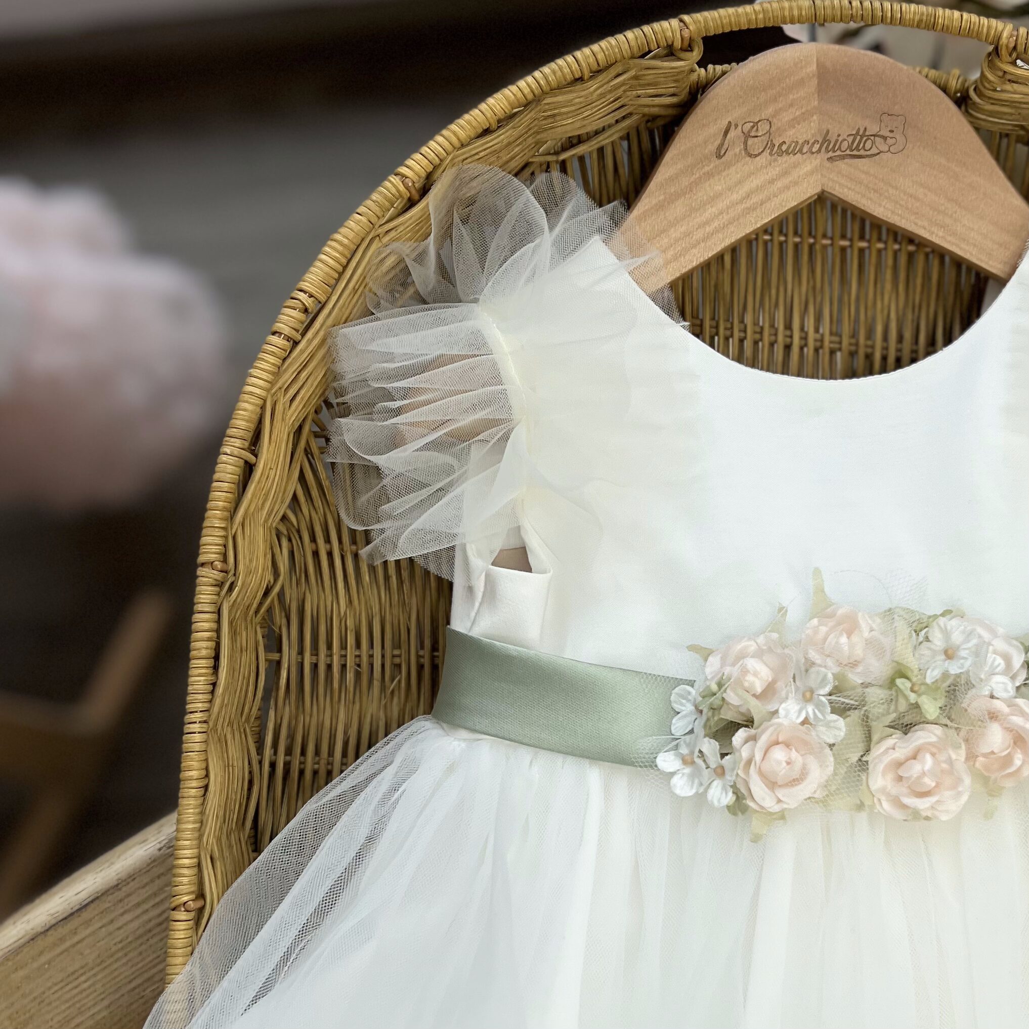 Abito Battesimo bimba con cintura verde con fiori e fascia per capelli | FB096 | FL - immagine 2