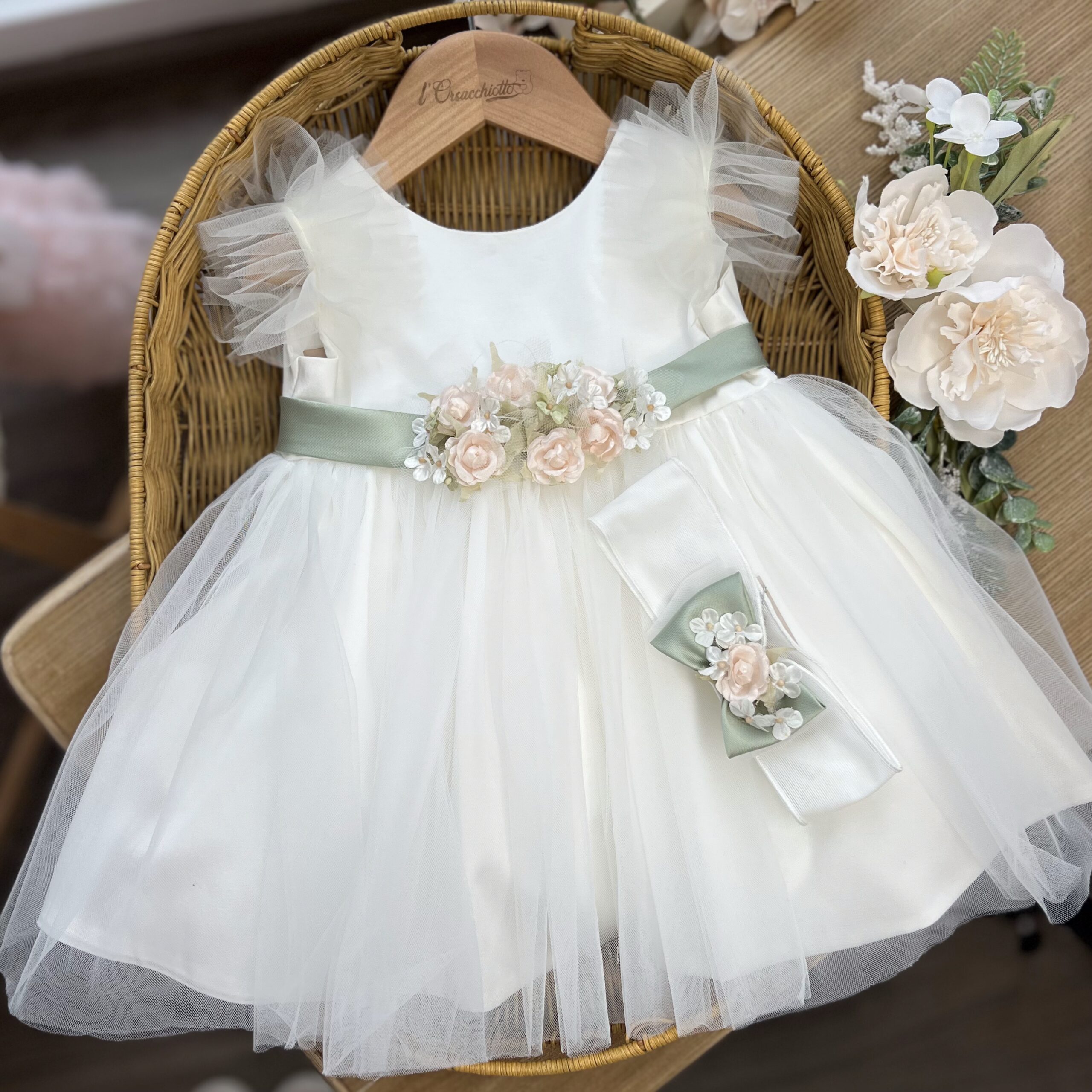 Abito Battesimo bimba con cintura verde con fiori e fascia per capelli | FB096 | FL - immagine 4