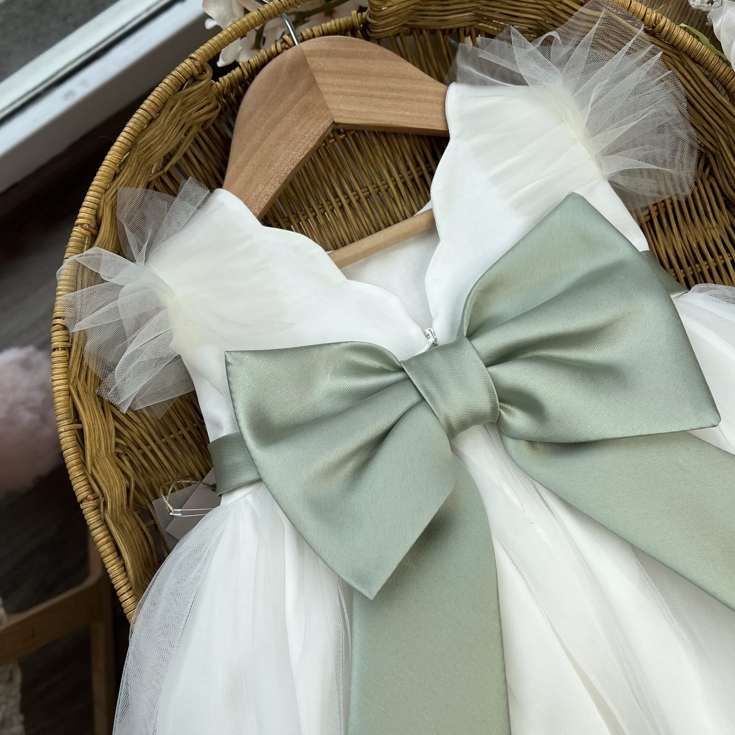 Abito Battesimo bimba con cintura verde con fiori e fascia per capelli | FB096 | FL - immagine 5