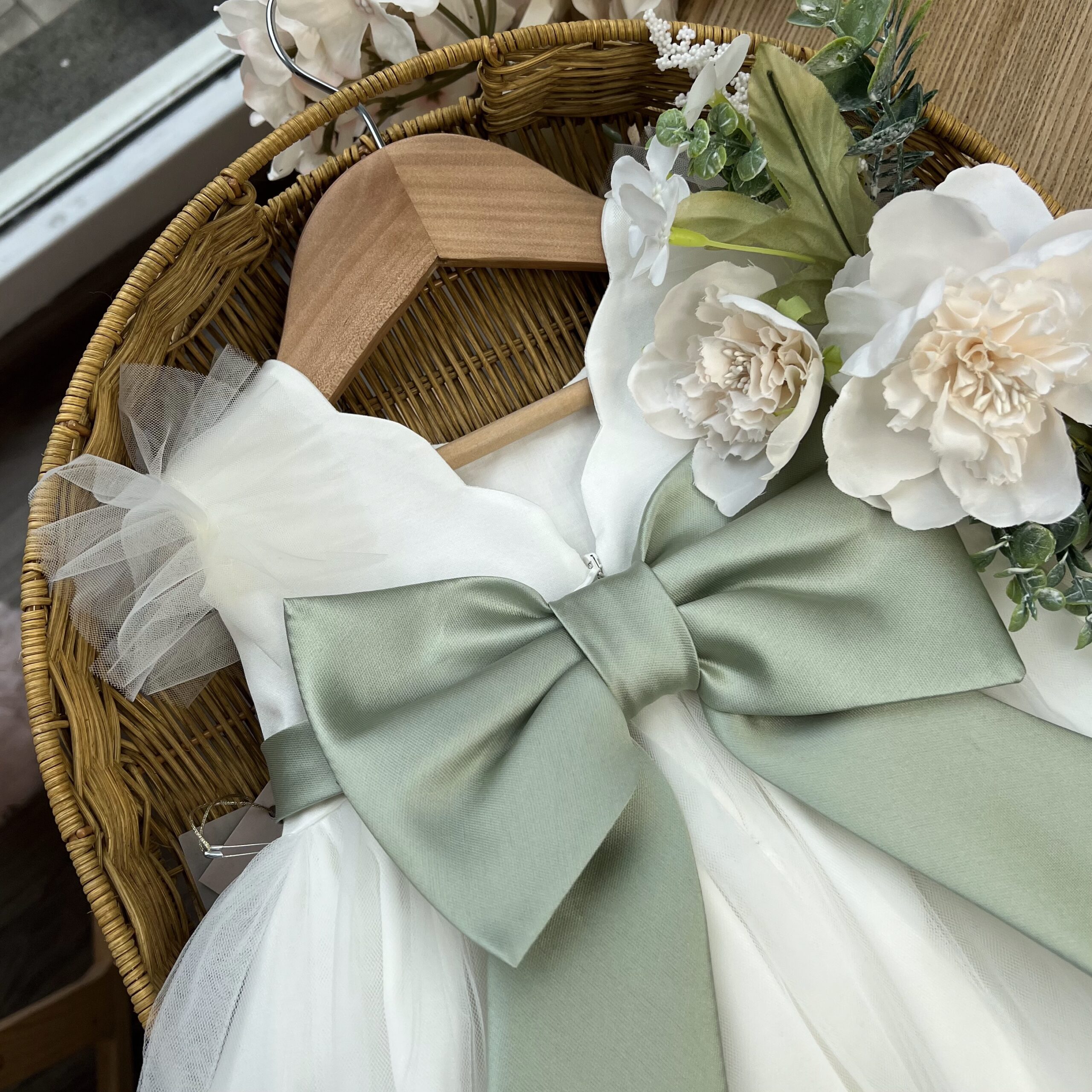 Abito Battesimo bimba con cintura verde con fiori e fascia per capelli | FB096 | FL - immagine 6