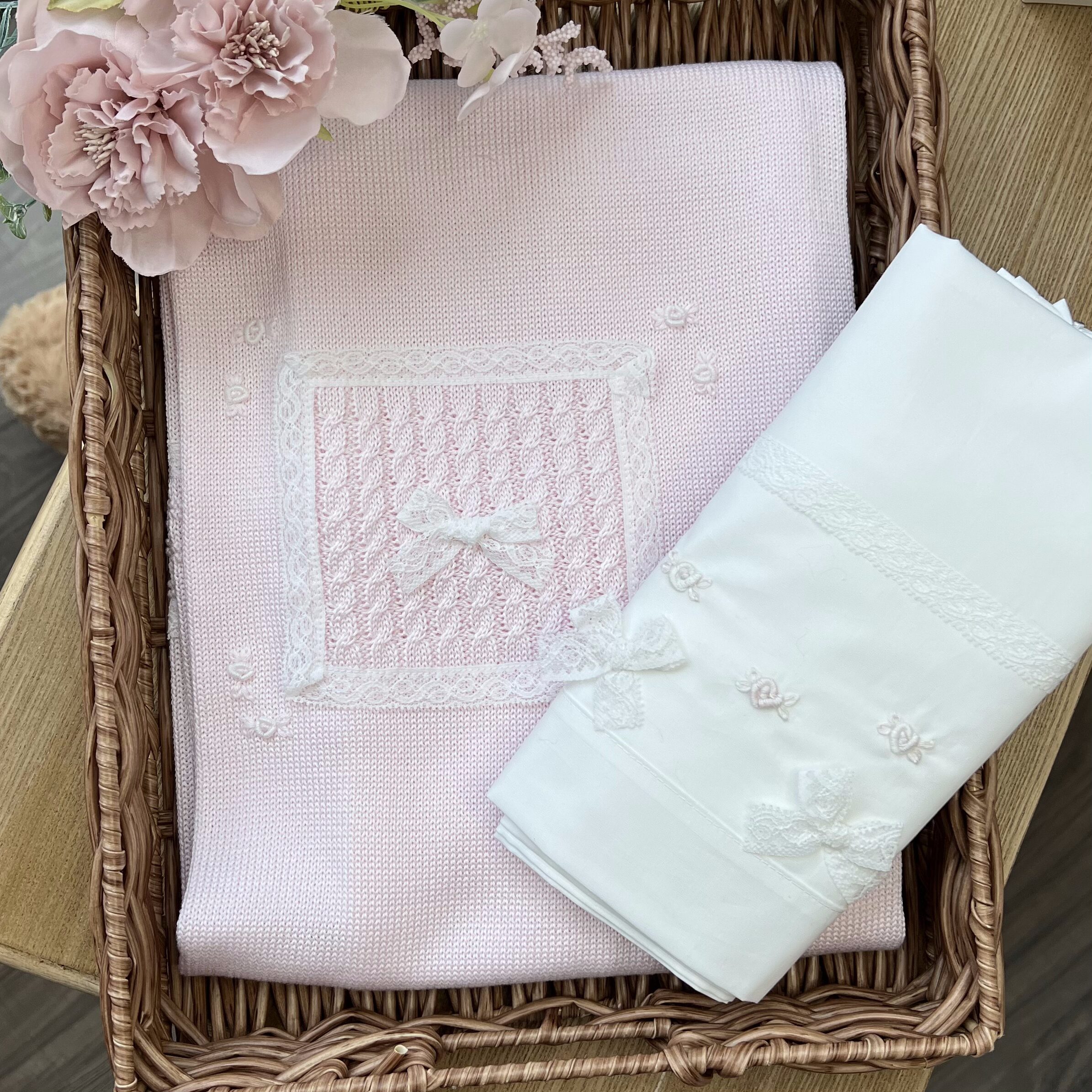 Coordinato nascita neonata rosa con roselline e valencienne con coprifasce 6 Pz | 4606 | PD - immagine 2